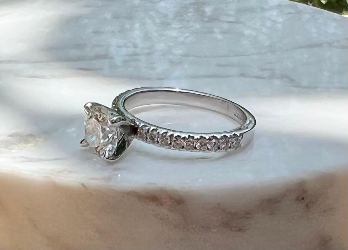 Contemporaneo Anello di fidanzamento con diamante GIA da 1,27 carati di peso totale in oro 14 carati
