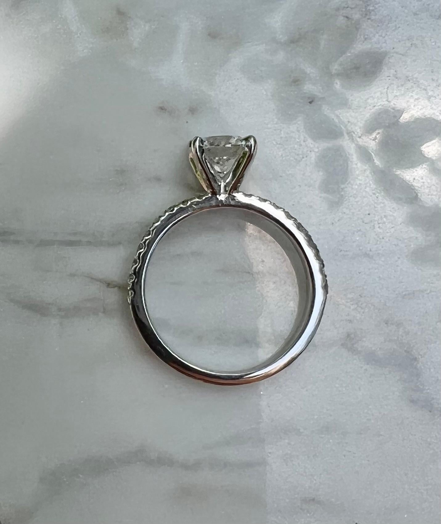 Taglio rotondo Anello di fidanzamento con diamante GIA da 1,27 carati di peso totale in oro 14 carati