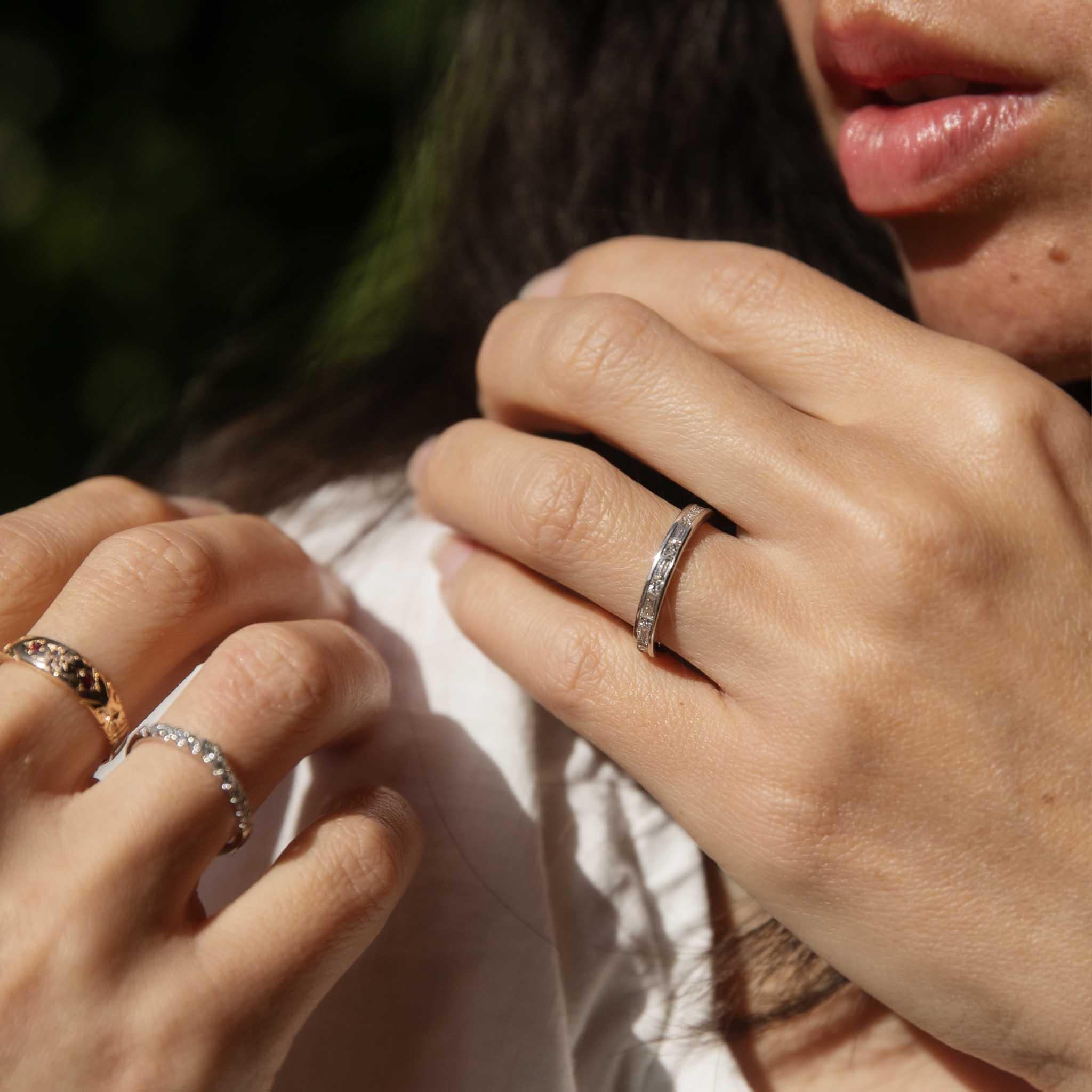 I diamanti sono per sempre, un amore eterno, duraturo, sincero ed eterno.  L'abbiamo chiamata Billie Ring, realizzata in oro bianco 18 carati, è un anello completo di diamanti scintillanti che ti ricorda che per te non c'è nessun altro.

Dettagli