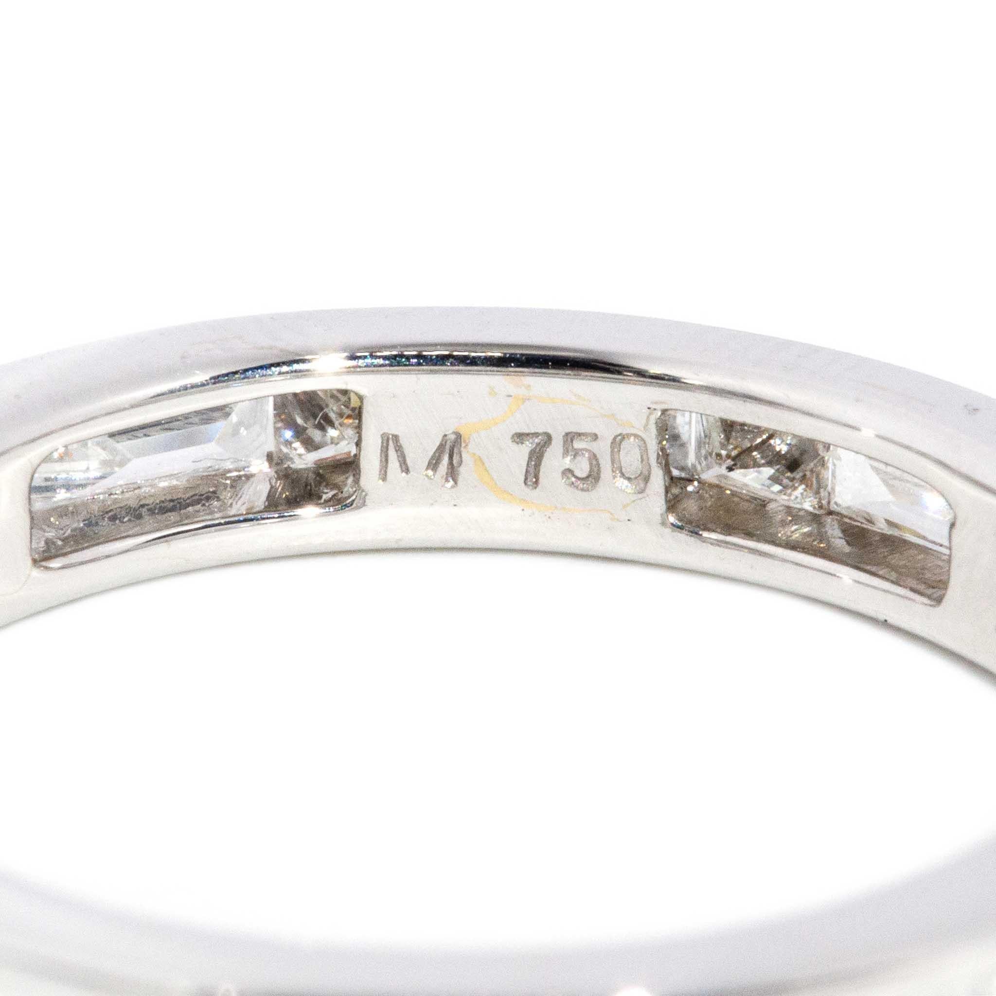 Taglio baguette Anello a fascia di eternità con diamanti contemporanei in oro bianco 18 carati in vendita