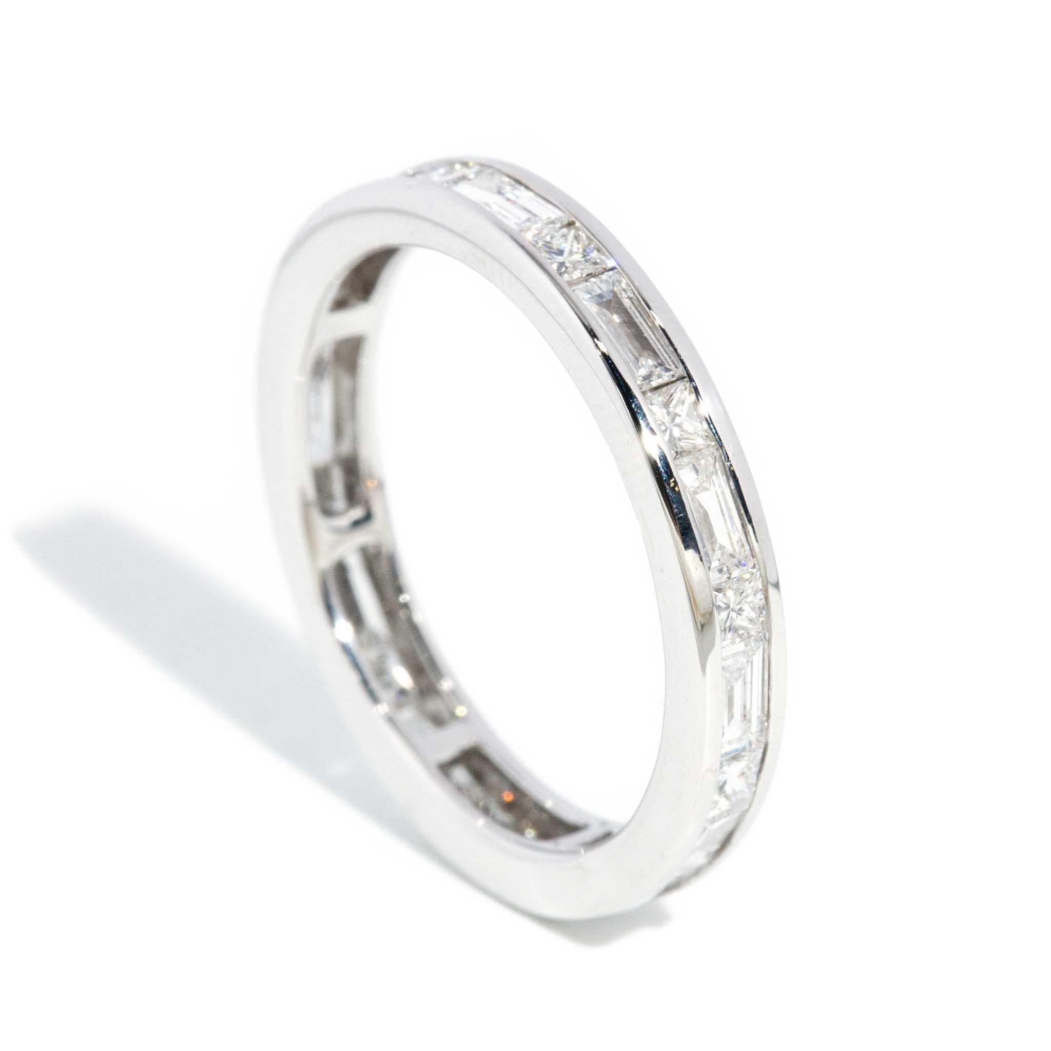Anello a fascia di eternità con diamanti contemporanei in oro bianco 18 carati In condizioni buone in vendita a Hamilton, AU