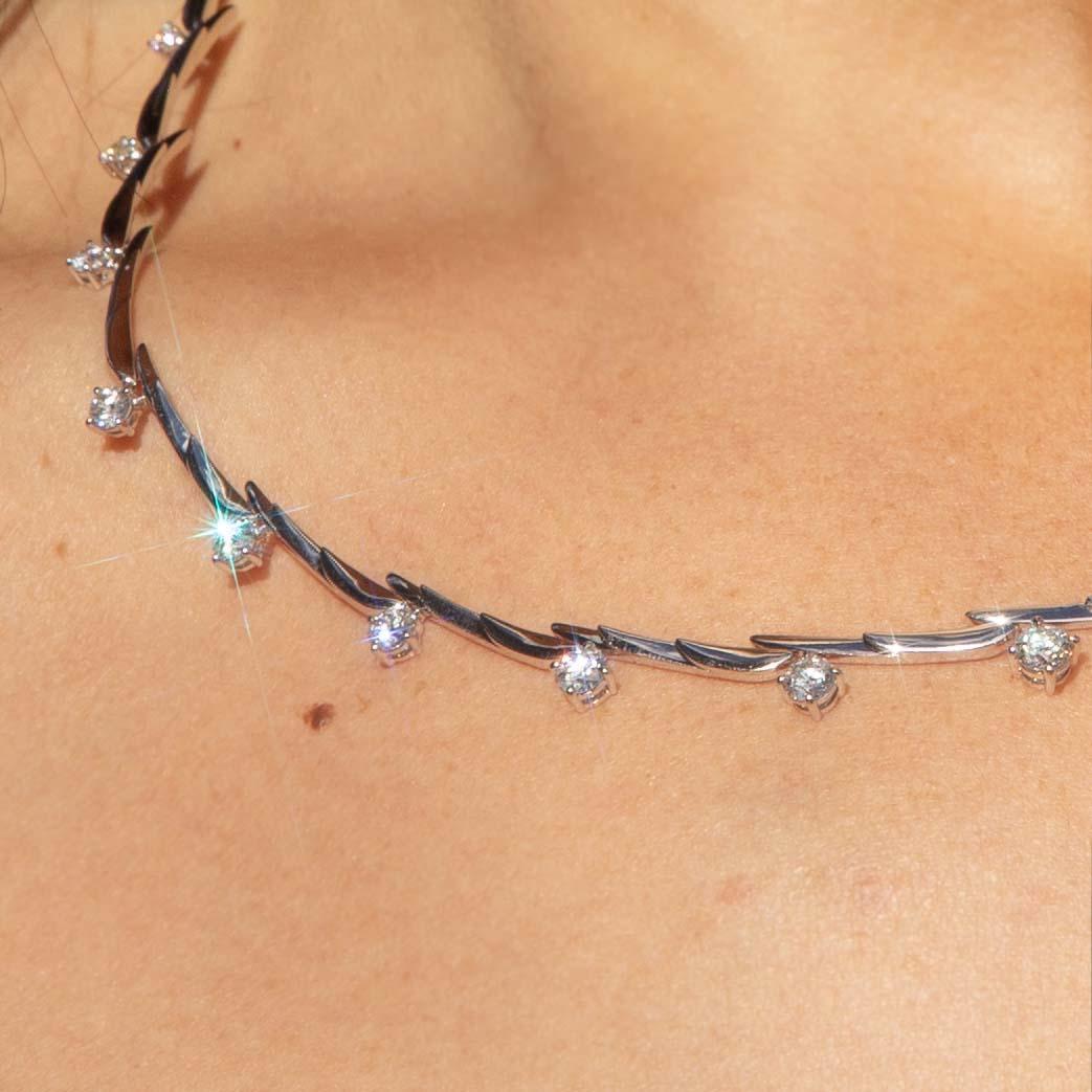 Rayonnant d'élégance, le collier à maillons fantaisie en diamants Liora est réalisé en or blanc 18 carats et orné de vingt-cinq diamants ronds de taille brillant d'une valeur totale de 4,25 carats (couleur G-H, pureté VS). Chaque diamant danse avec