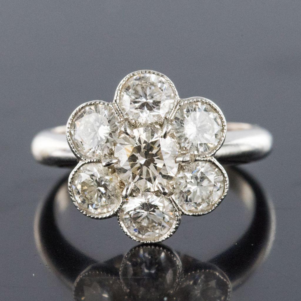 Contemporary Diamond 18 Karat White Gold Cluster Ring For Sale 4