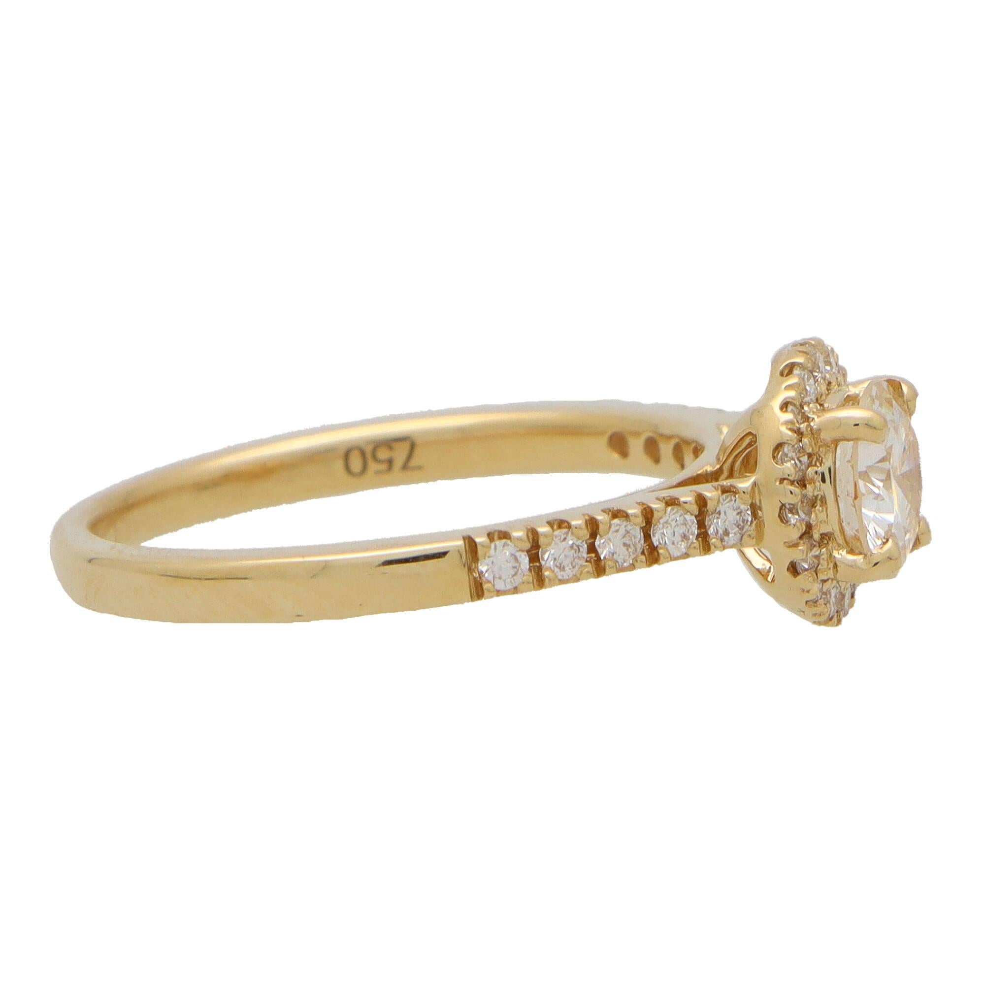 Contemporary Diamond Halo Ring Set in 18k Yellow Gold In New Condition For Sale In London, GB
