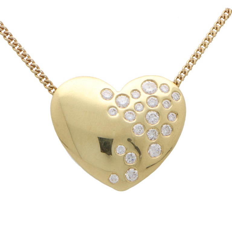 Contemporary Diamond Heart Pendant Necklace Set in 18k Yellow Gold For Sale at 1stDibs