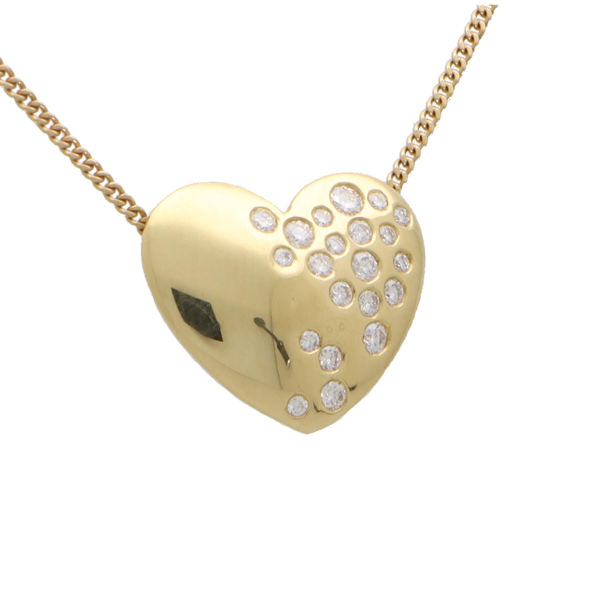 Contemporary Diamond Heart Pendant Necklace Set in 18k Yellow Gold In New Condition In London, GB