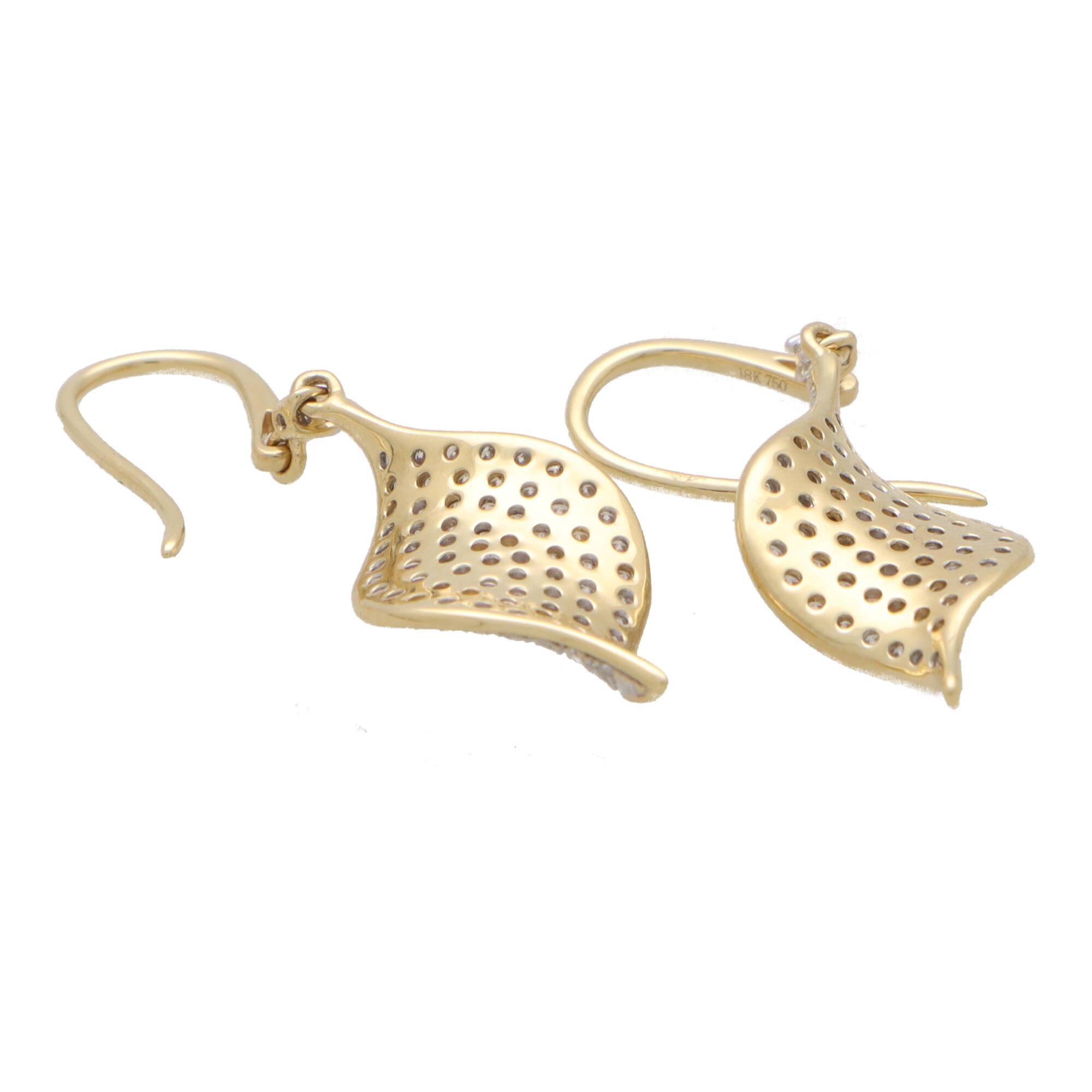 Contemporary Diamond Leaf Drop Earrings in 18k Yellow Gold In New Condition For Sale In London, GB