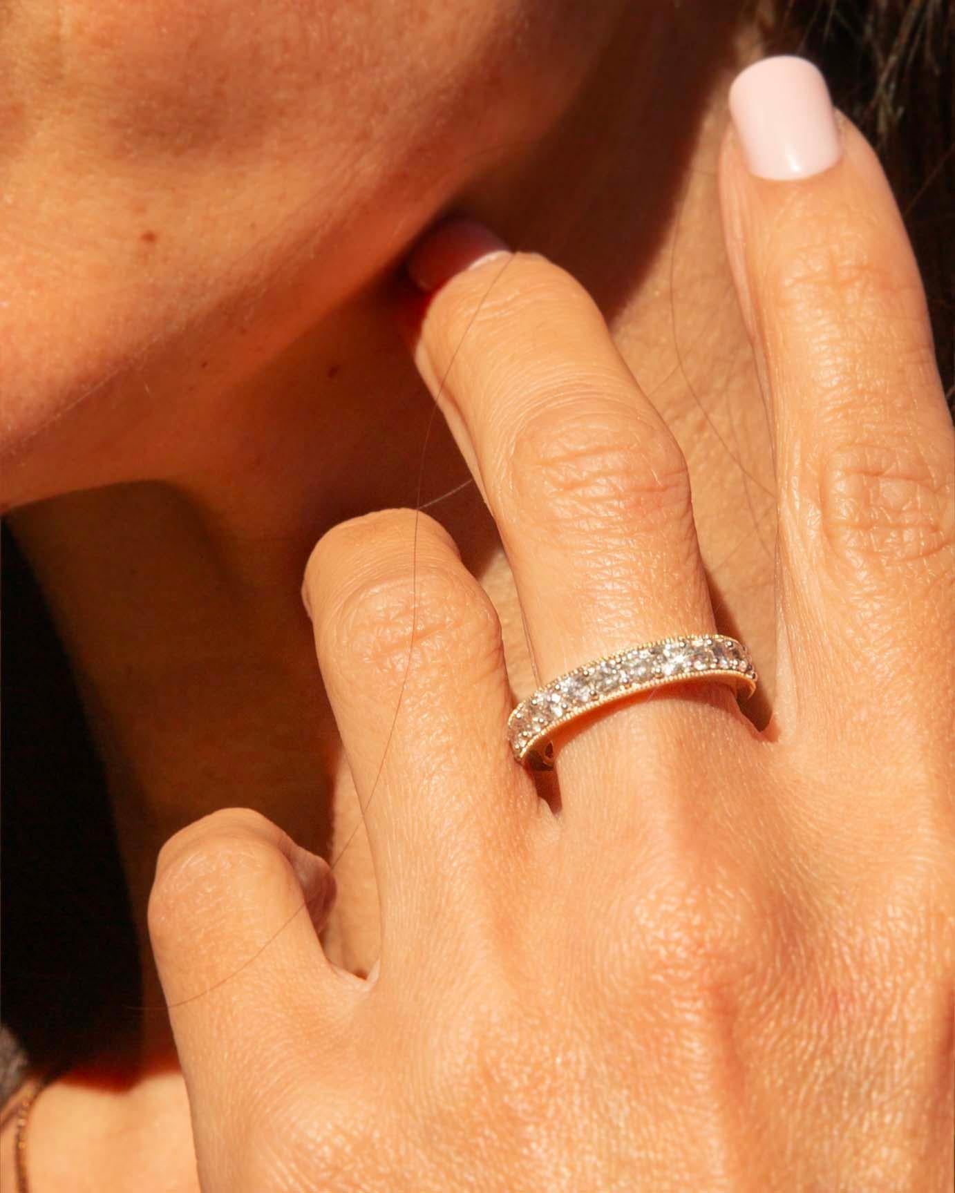 Unser Alicia Ring mit seinem Band aus 9 Karat Gelbgold ist ein beständiger Kreis aus Brillanten, die jeweils in eine zarte Maserung gefasst sind. Ihre Diamanten funkeln wie die Sterne in der Nacht und bilden ein atemberaubendes Schauspiel von