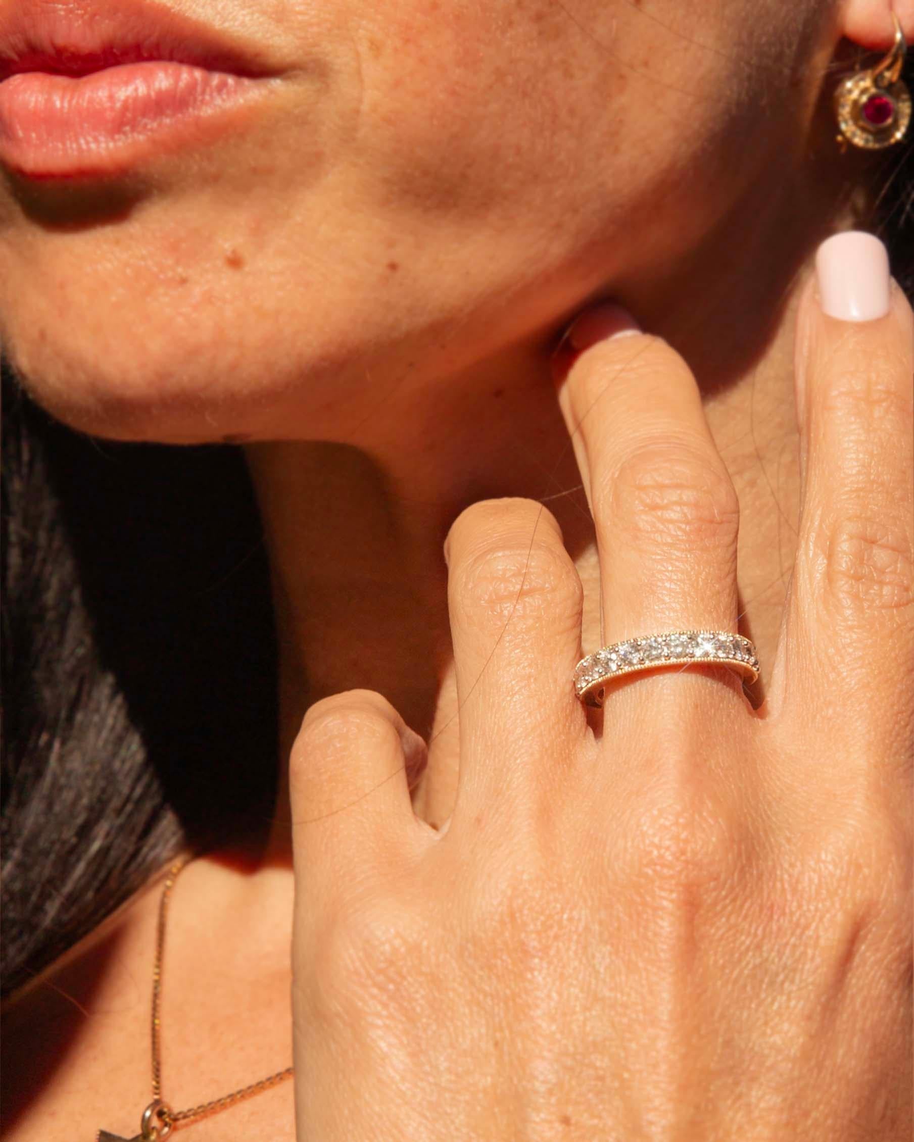 Zeitgenössischer Diamant-Dauerring mit Maserung 9 Karat Gelbgold im Angebot 2