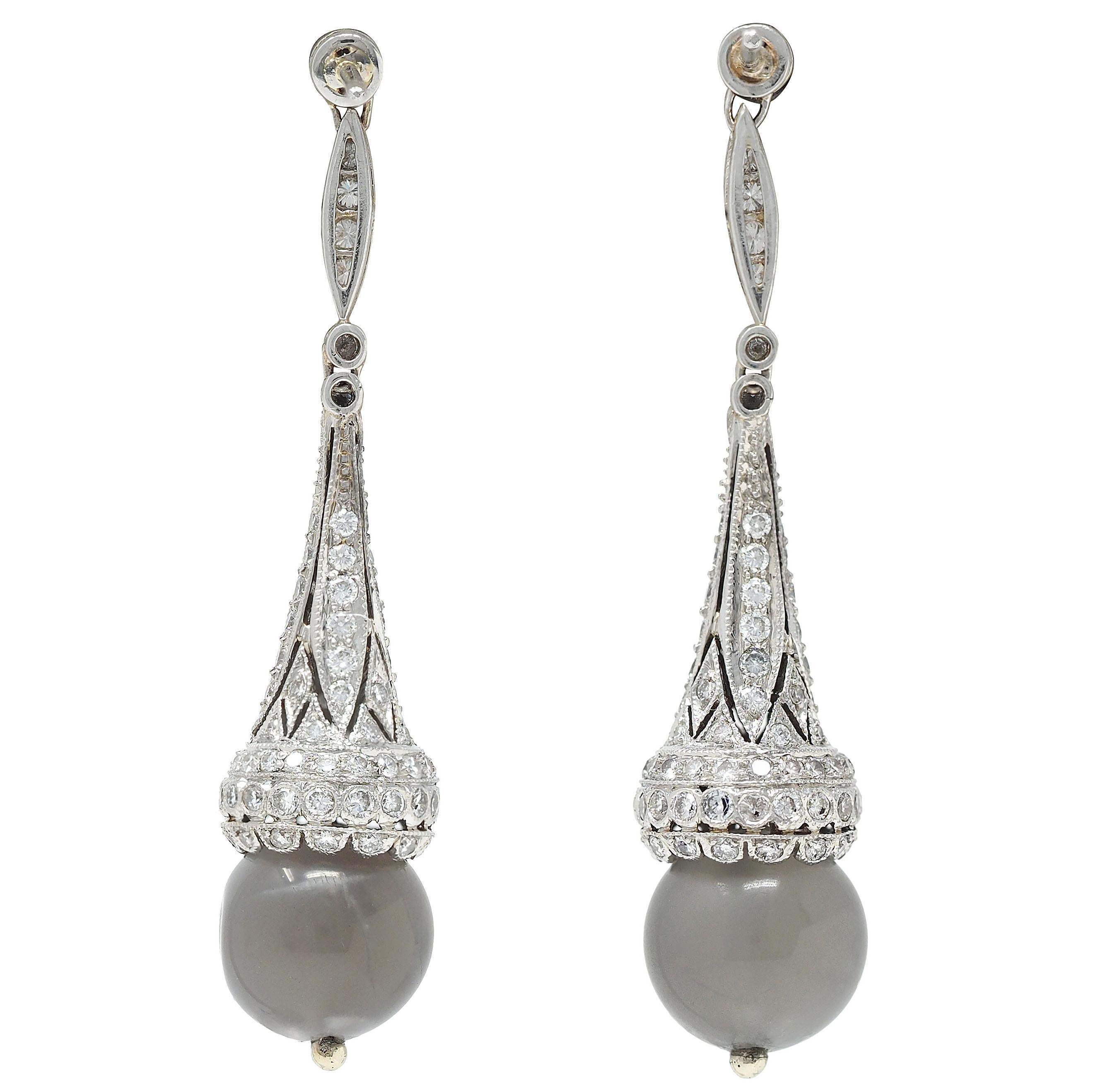 Taille ronde Pendants d'oreilles contemporains en platine avec diamant et pierre de lune en vente