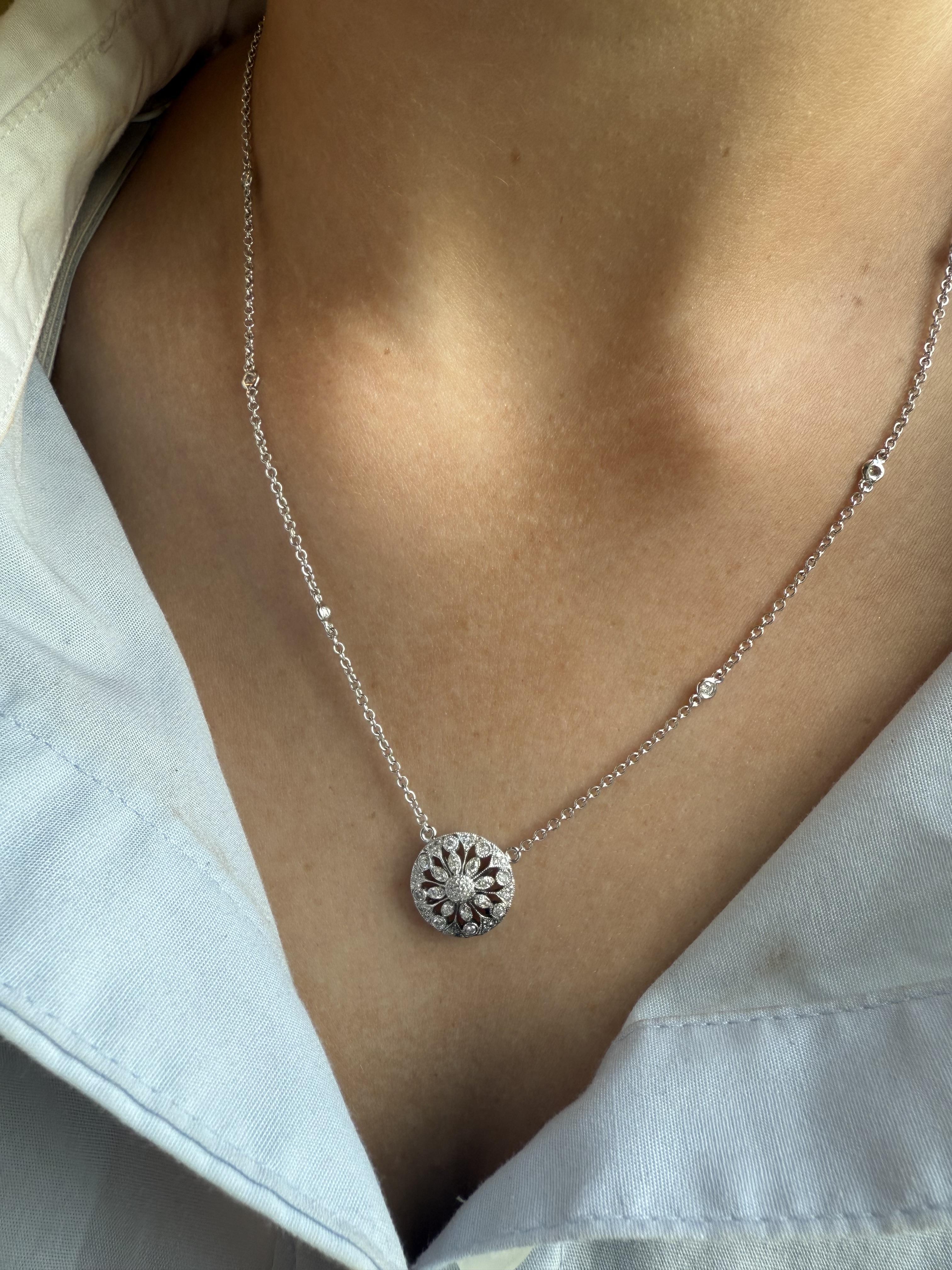 Adoriamo questa bellissima collana con diamanti!!!

Dettagli della collana
Materiale: Oro bianco 14K
Larghezza del ciondolo: 13,9 mm
Peso: 4.8 grammi
Lunghezza della catena: 18 pollici; progettata per essere facilmente accorciata di 1/2