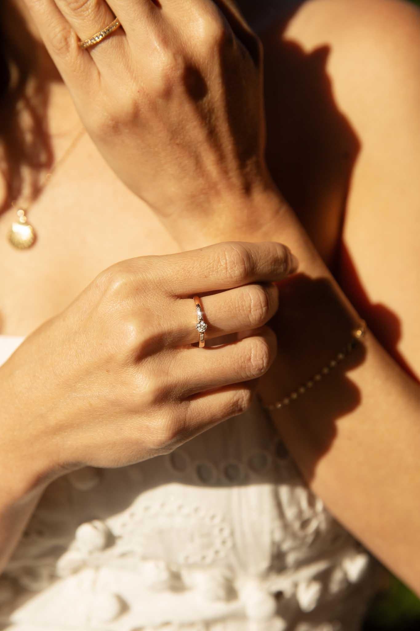 Contemporary Diamond Patterned Engraved Milgrained Band Or jaune 18 carats en vente 4
