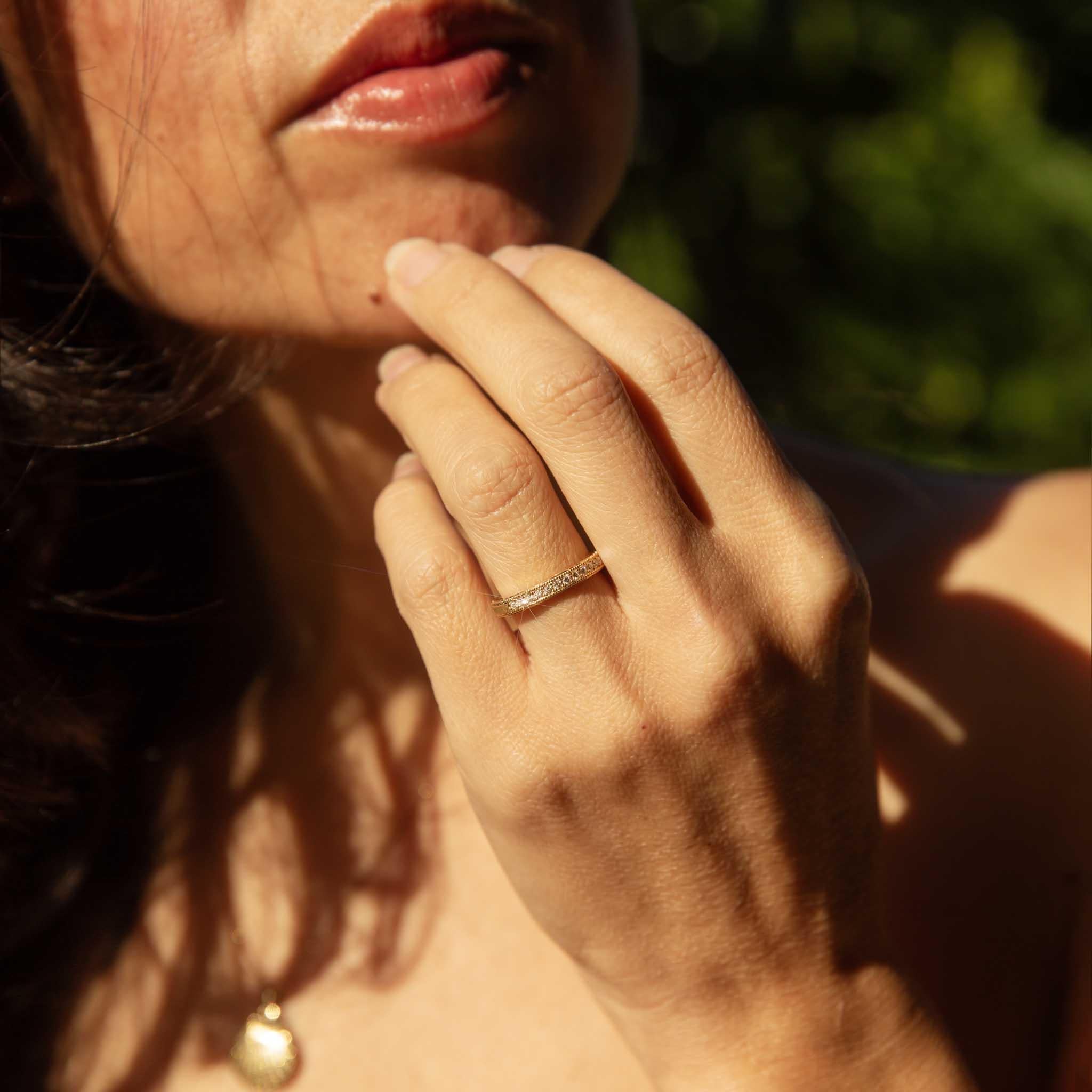Contemporary Diamond Patterned Engraved Milgrained Band Or jaune 18 carats en vente 8
