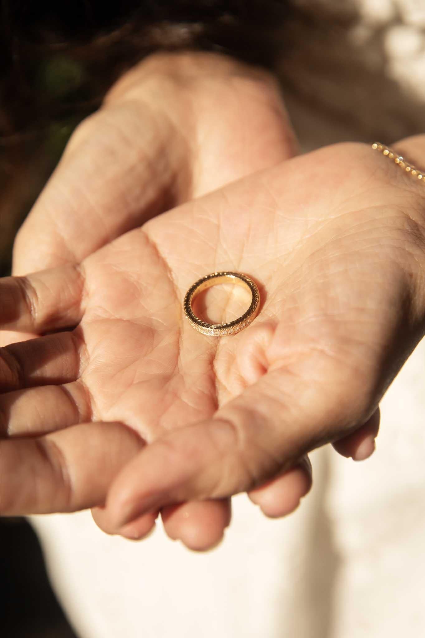 Notre bague Perrie est un bijou de 18 carats magnifiquement travaillé. Un mélange de bordures brossées, gravées et perlées avec des diamants pavés étincelants. Fabriqué avec le souci du détail, un diamant unique est placé sur son flanc, un doux