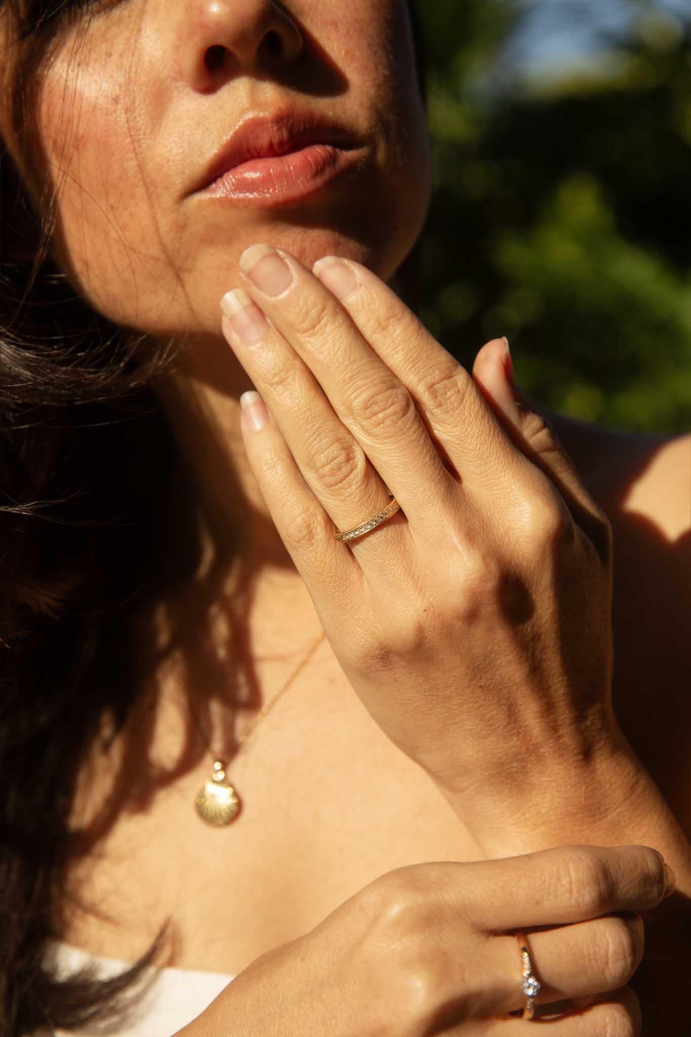 Taille brillant Contemporary Diamond Patterned Engraved Milgrained Band Or jaune 18 carats en vente