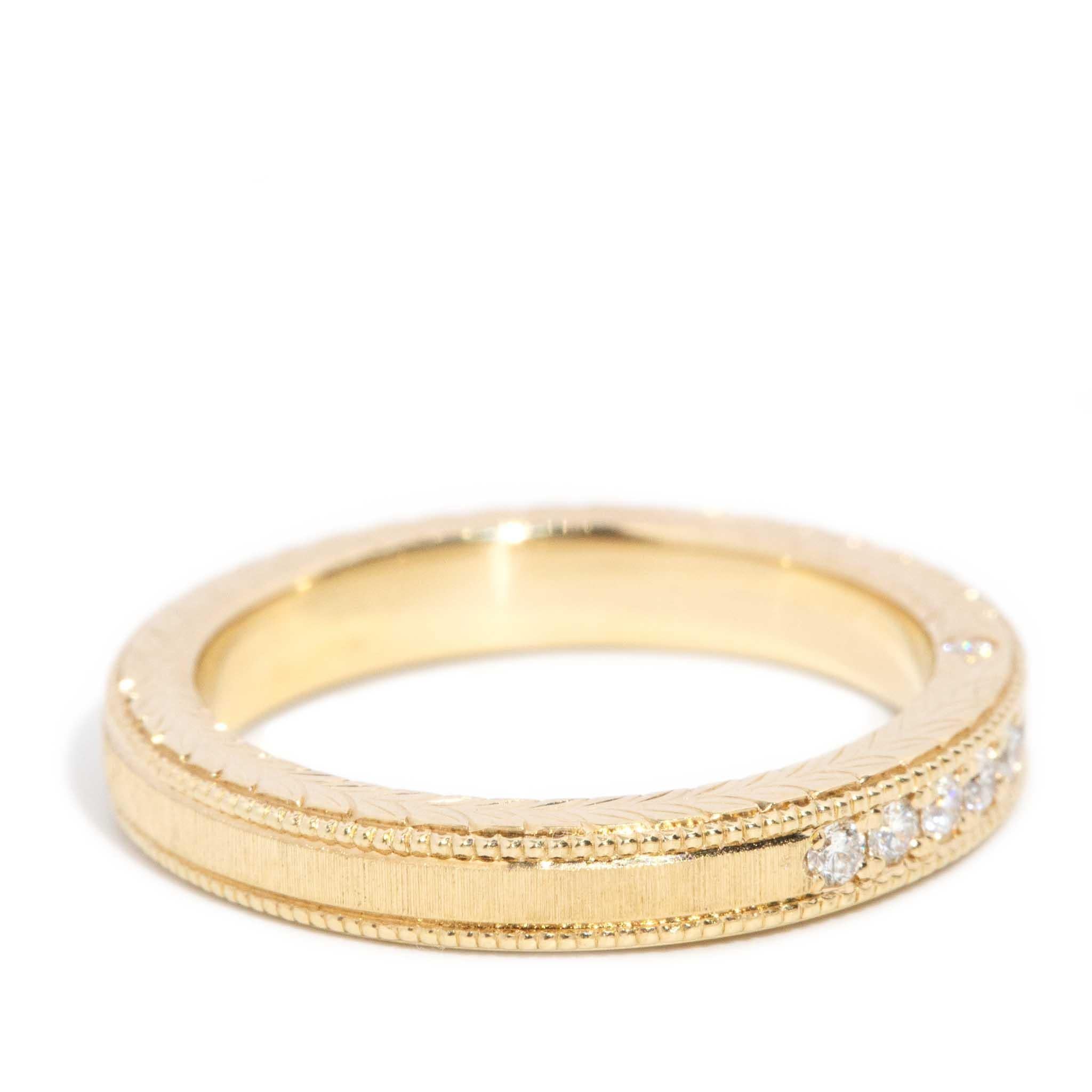Contemporary Diamond Patterned Engraved Milgrained Band Or jaune 18 carats en vente 1