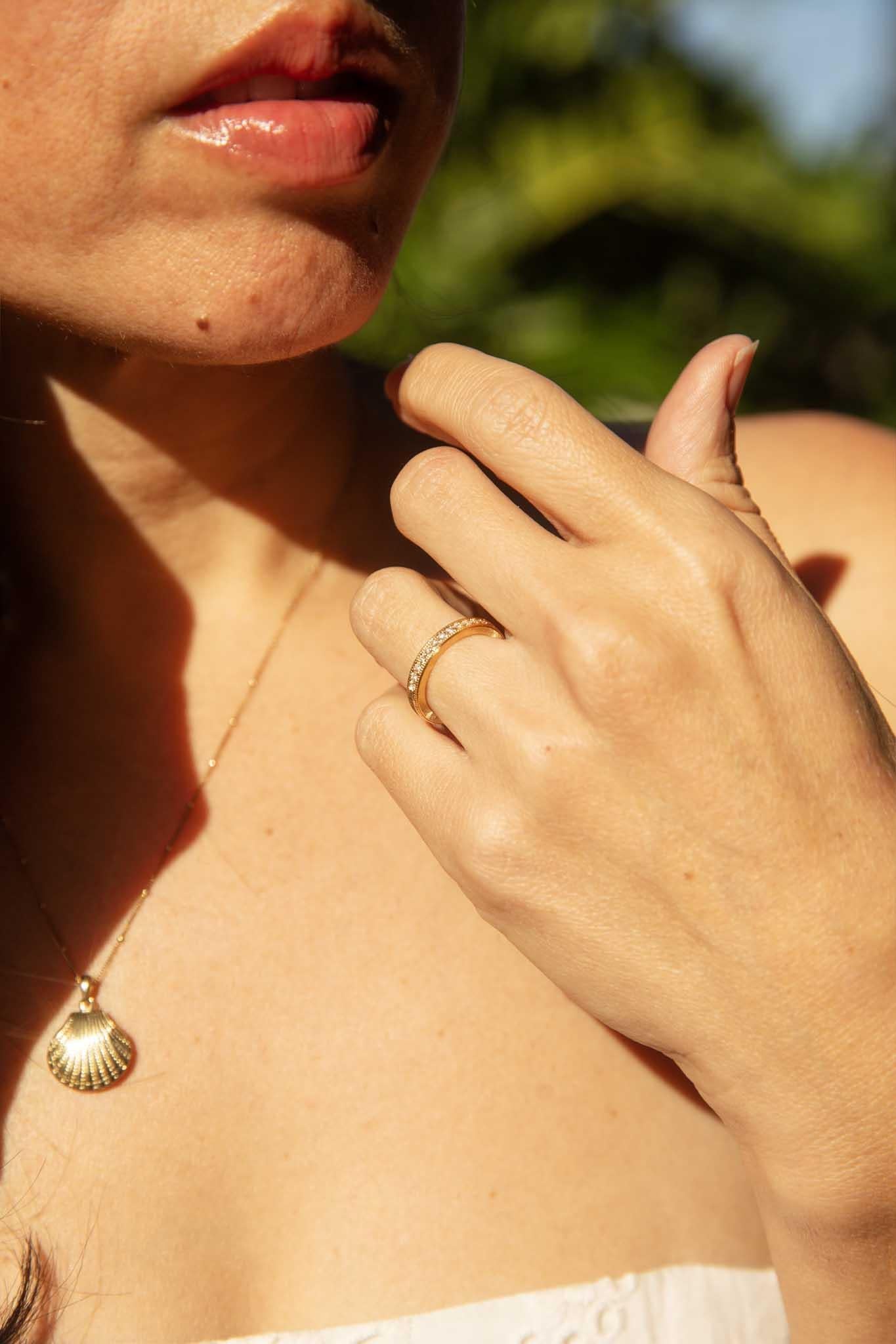 Contemporary Diamond Patterned Engraved Milgrained Band Or jaune 18 carats en vente 2