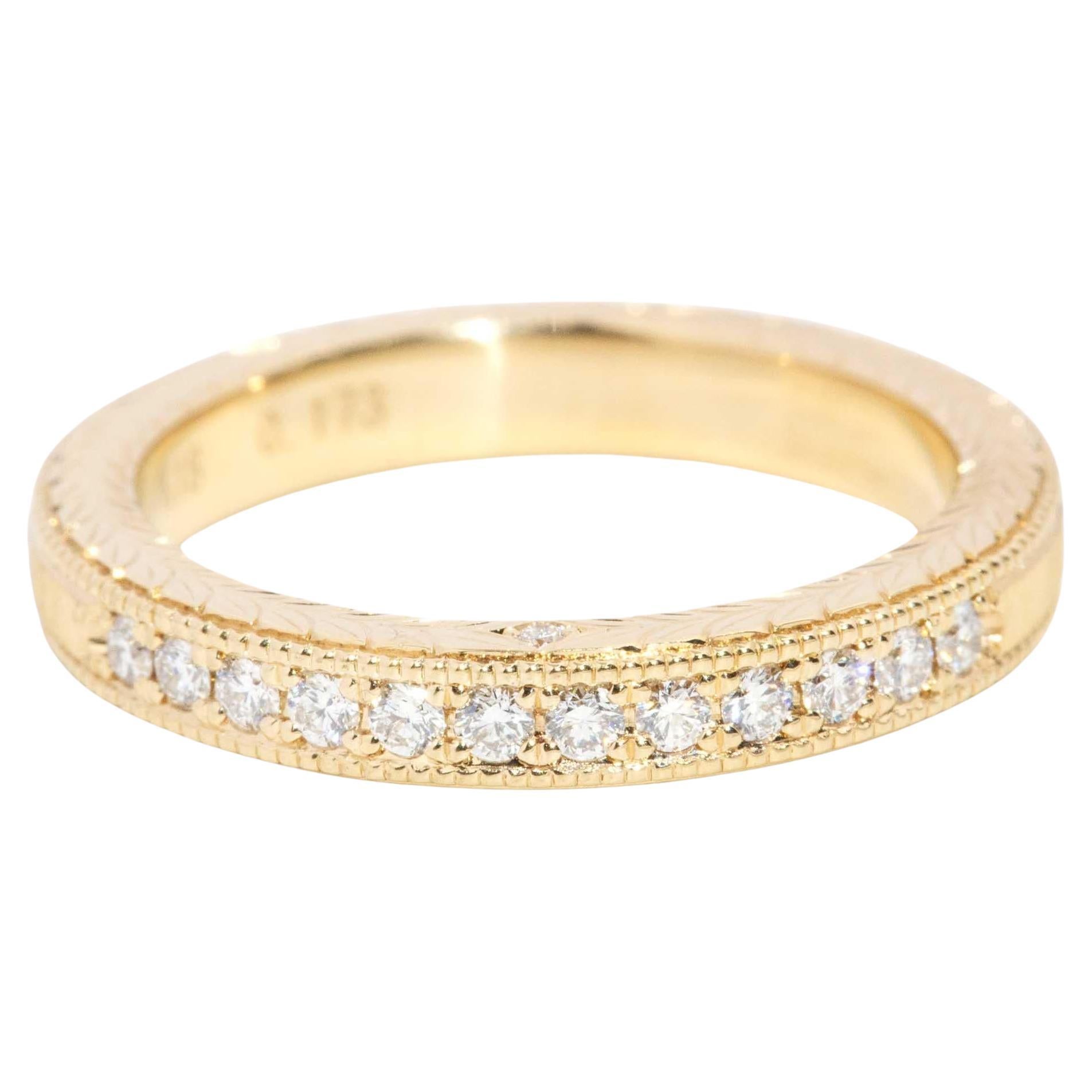 Contemporary Diamond Patterned Engraved Milgrained Band Or jaune 18 carats en vente