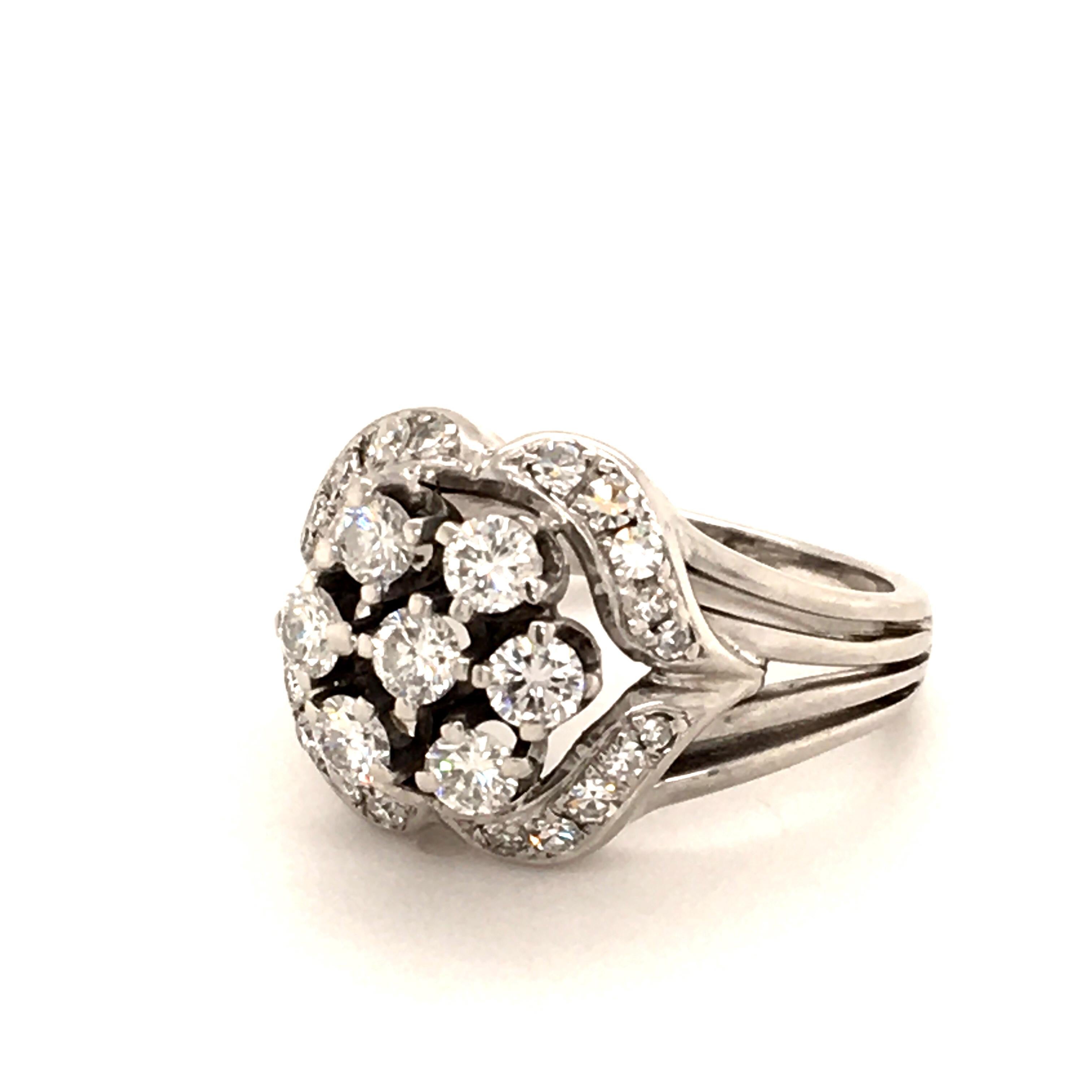 Contemporary Diamond Ring in 18 Karat White Gold In Excellent Condition For Sale In Lucerne, CH