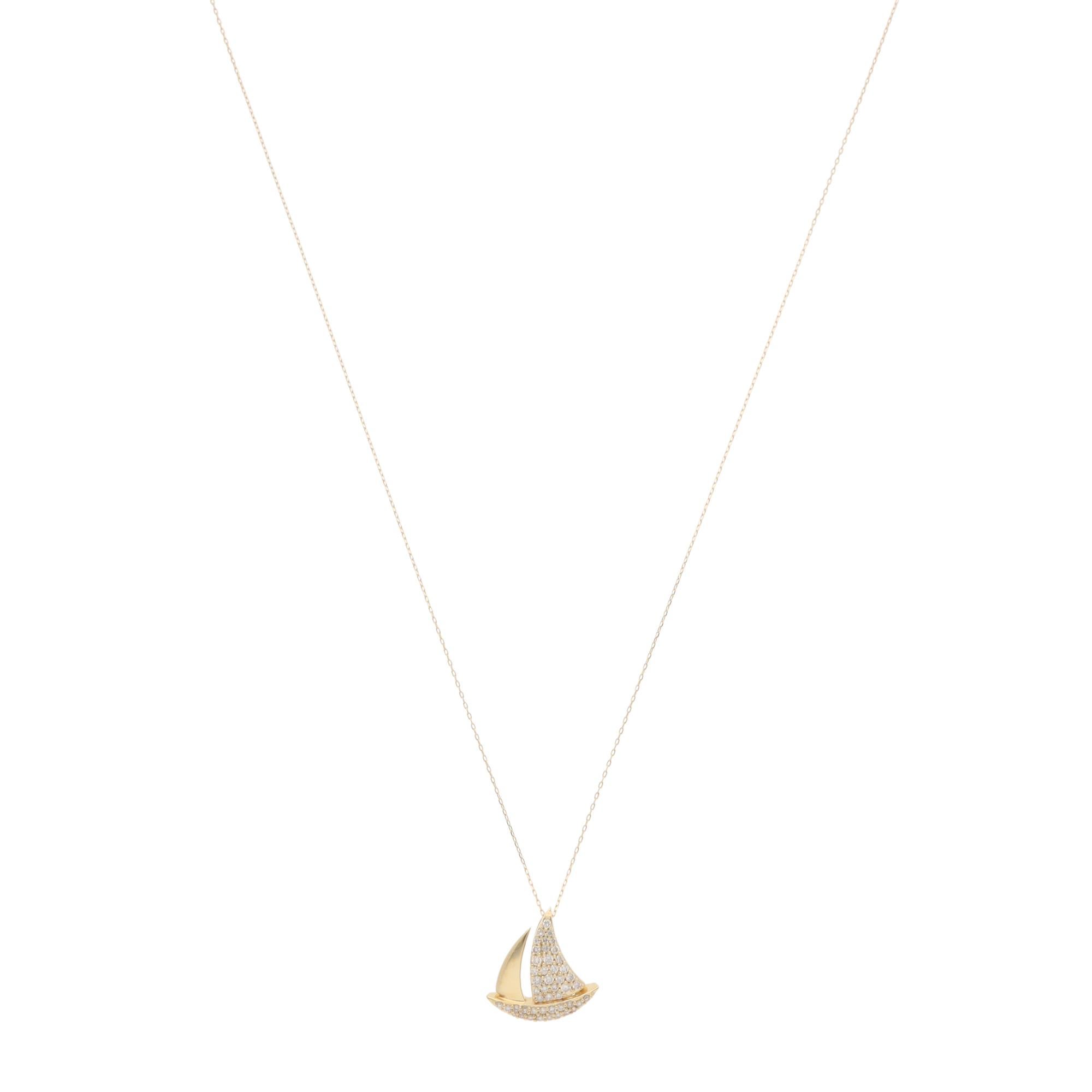 Un magnifique pendentif contemporain en diamant en forme de bateau à voile, serti en or jaune 18k.

Le pendentif représente un voilier pavé de 47 diamants ronds de taille brillant. Il est élégamment suspendu à une chaîne de 15 pouces. 

Grâce à son