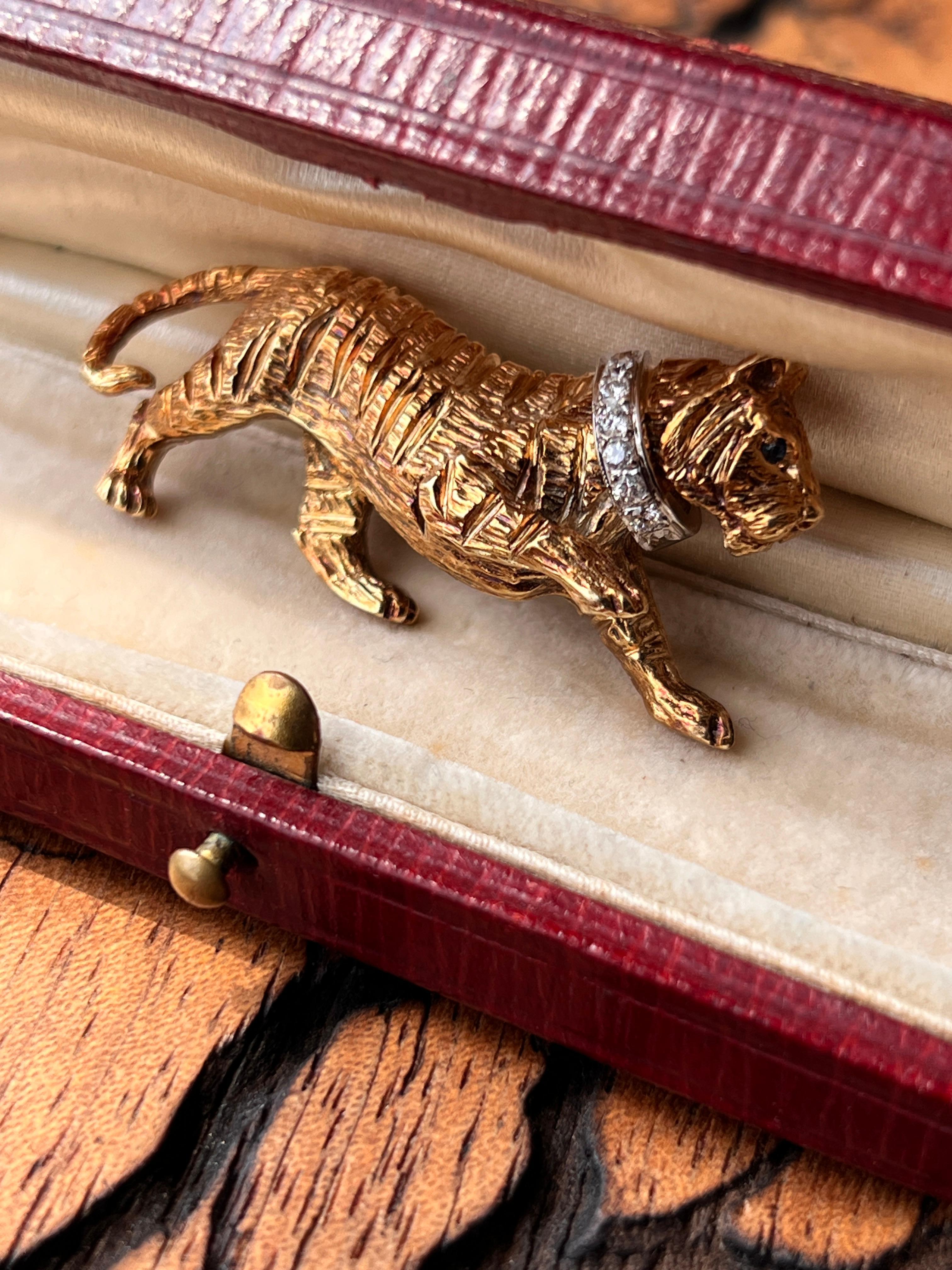 Contemporaneo Spilla a tigre contemporanea con diamante e zaffiro in oro giallo e bianco 14 ct. in vendita