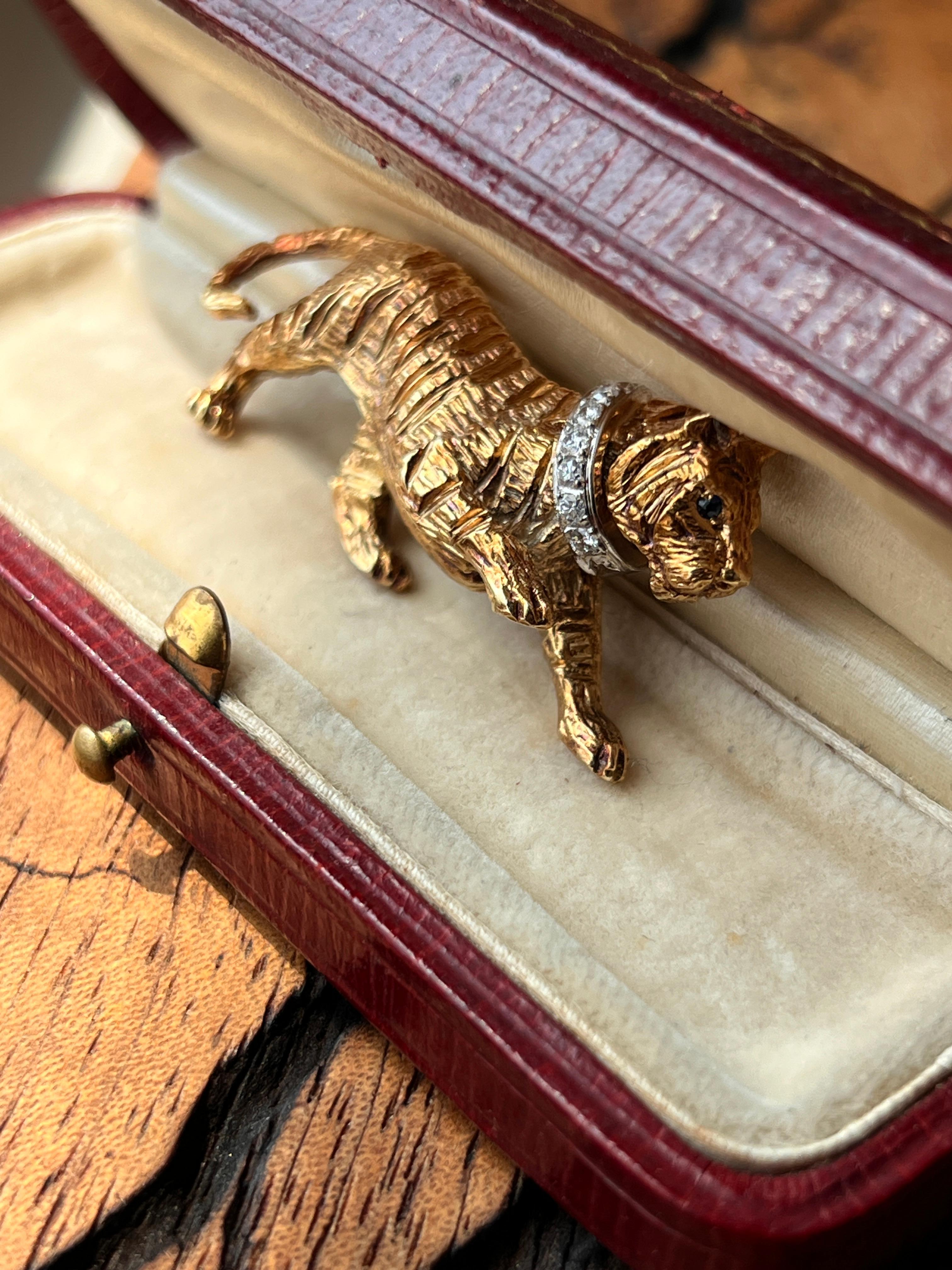 Taglio rotondo Spilla a tigre contemporanea con diamante e zaffiro in oro giallo e bianco 14 ct. in vendita