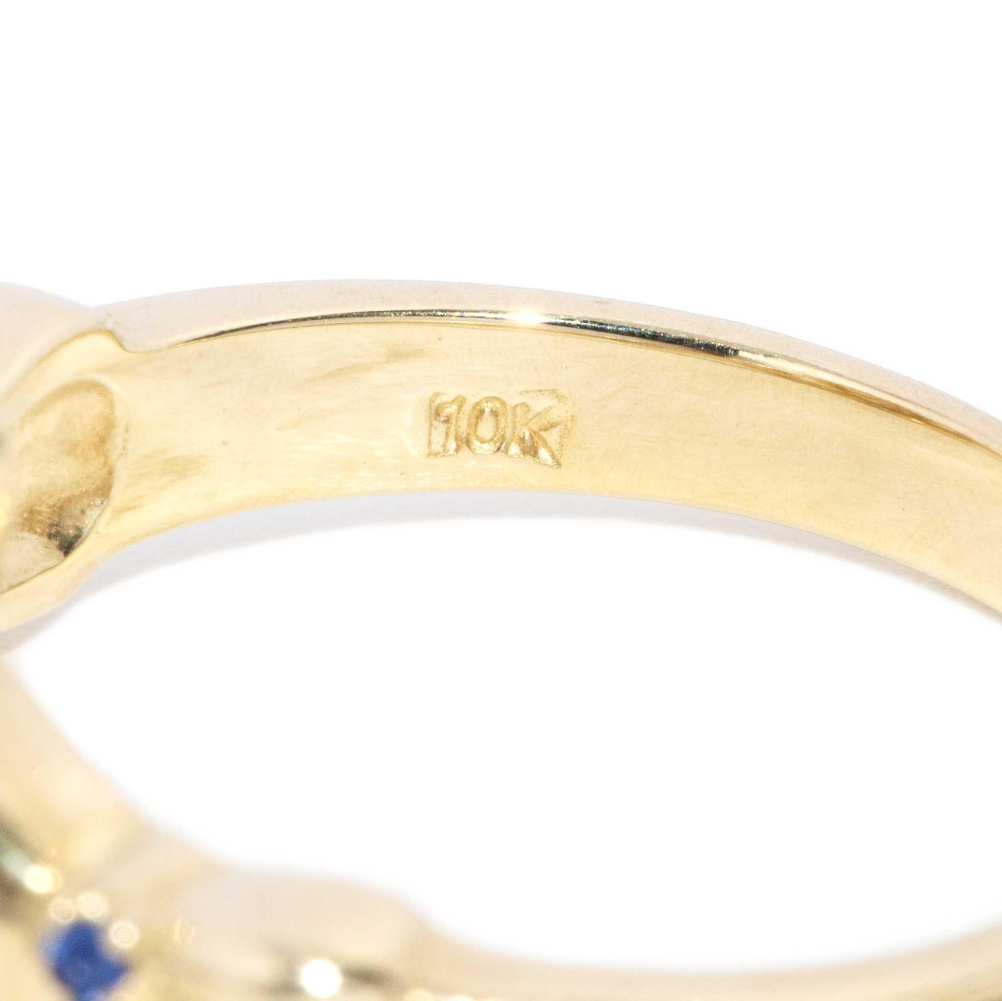 Zeitgenössischer Diamant Saphir Handgravierter Claddagh Ring 10 Karat Gold im Angebot 5