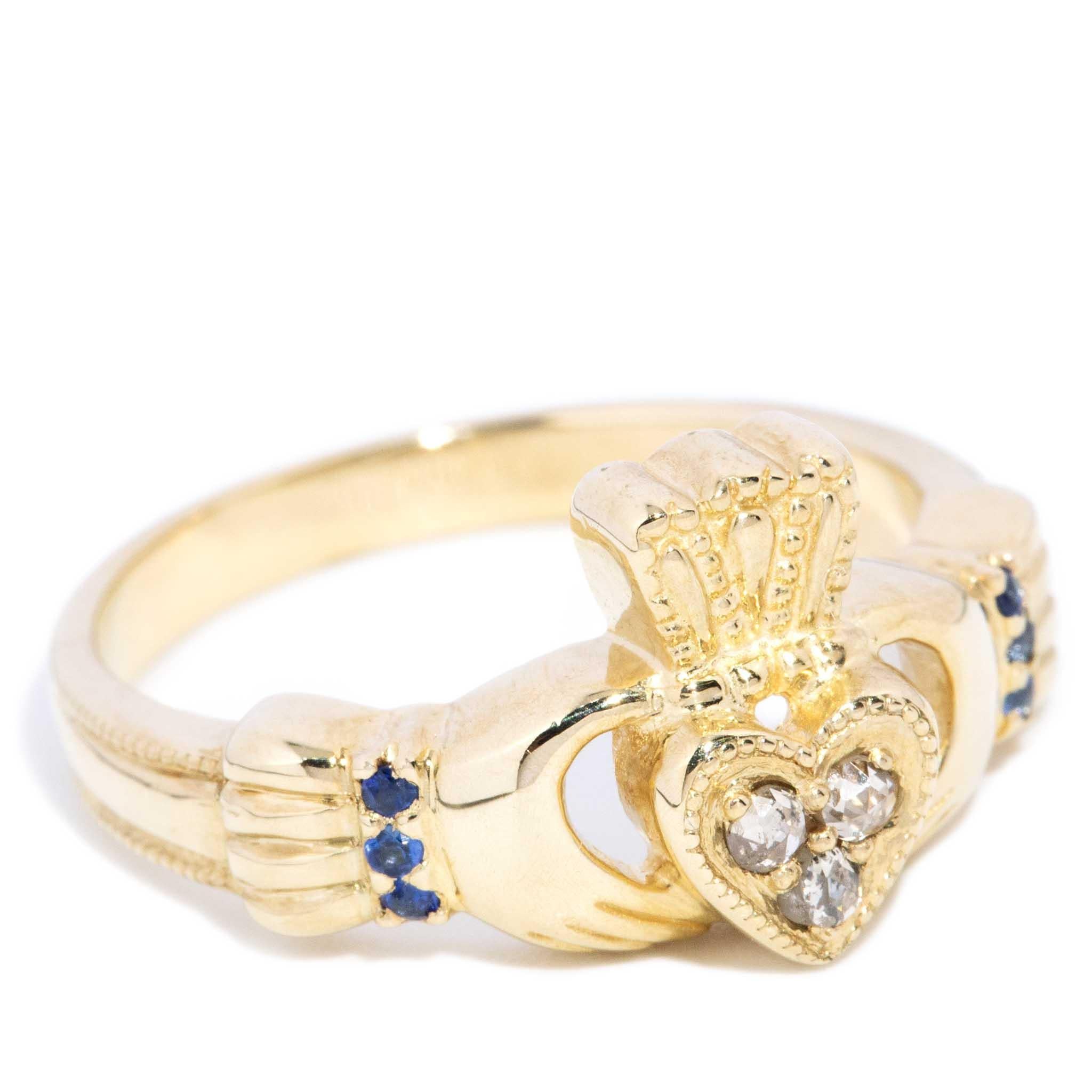 Zeitgenössischer Diamant Saphir Handgravierter Claddagh Ring 10 Karat Gold (Moderne) im Angebot