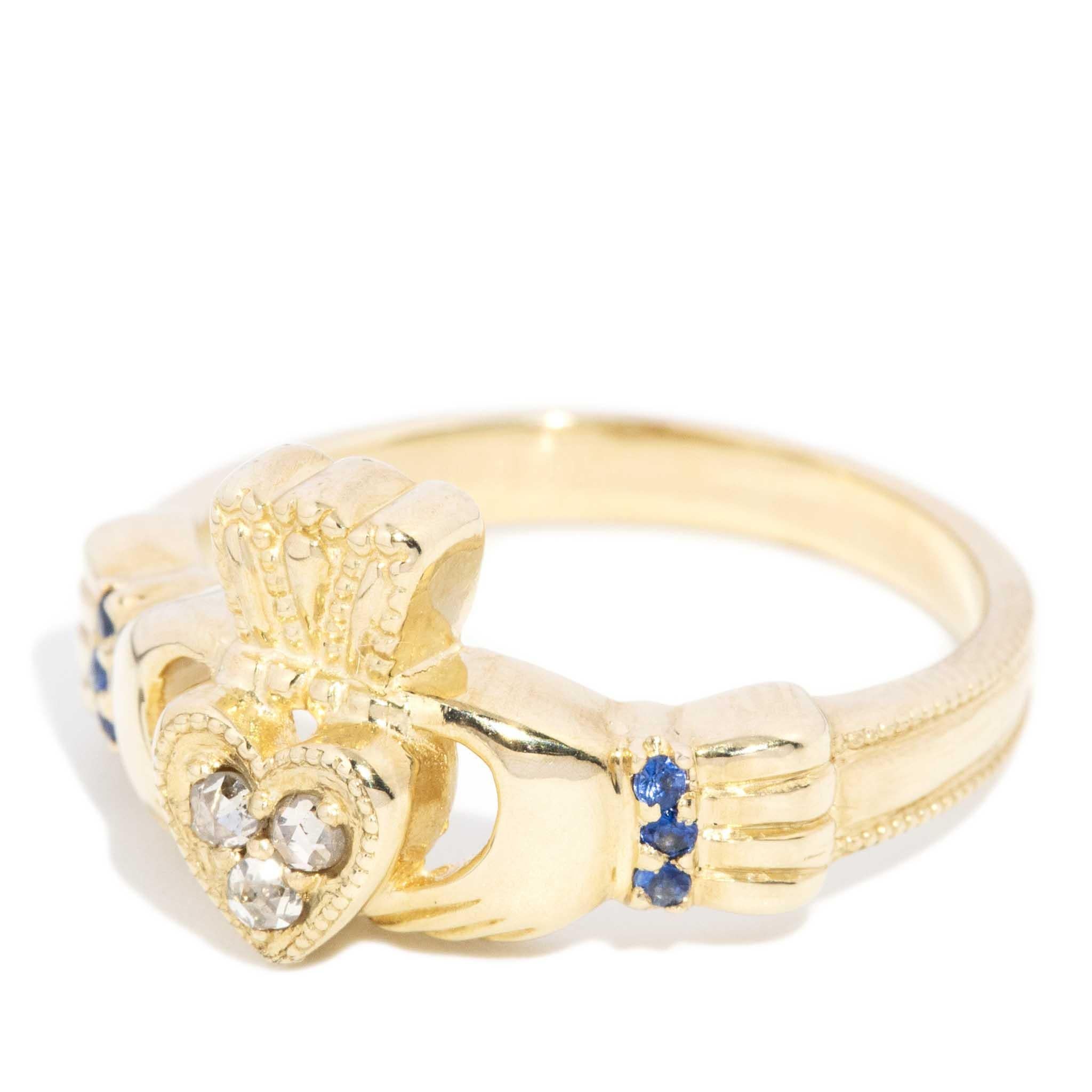 Zeitgenössischer Diamant Saphir Handgravierter Claddagh Ring 10 Karat Gold im Zustand „Gut“ im Angebot in Hamilton, AU