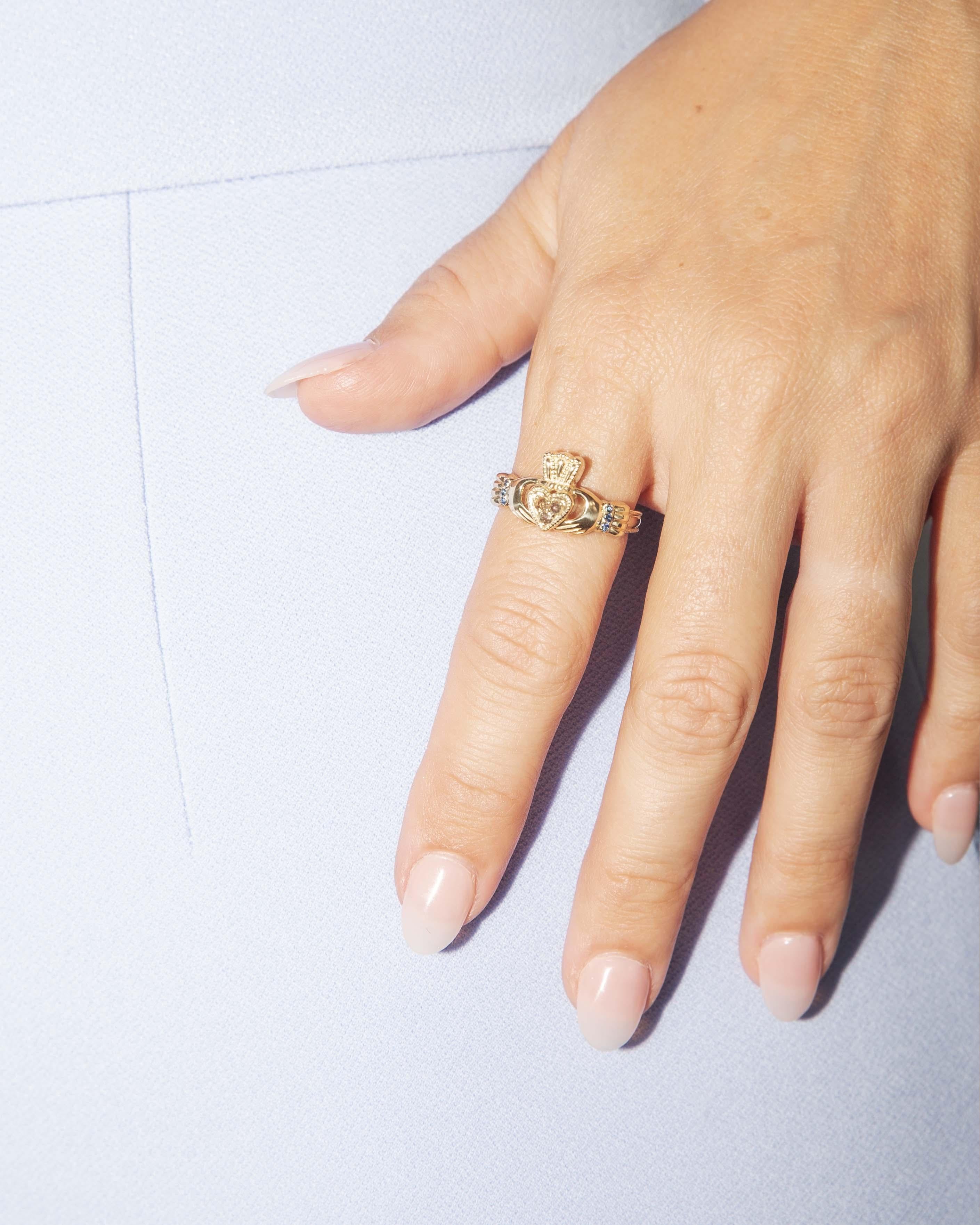 Zeitgenössischer Diamant Saphir Handgravierter Claddagh Ring 10 Karat Gold Damen im Angebot