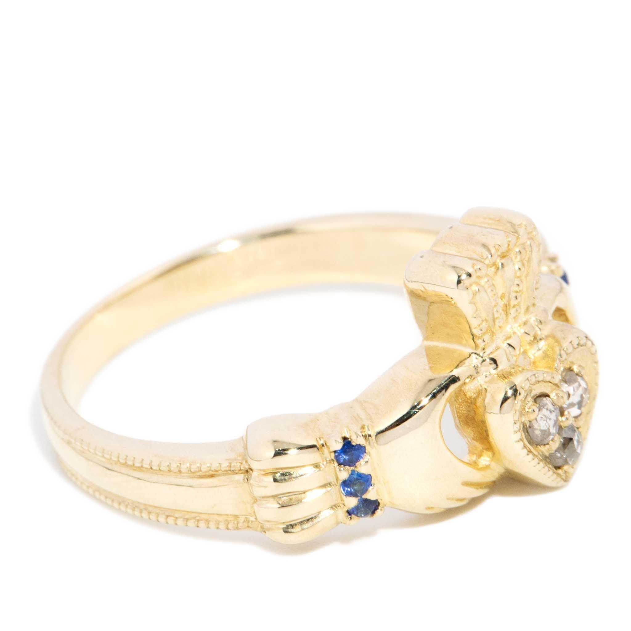 Zeitgenössischer Diamant Saphir Handgravierter Claddagh Ring 10 Karat Gold im Angebot 1