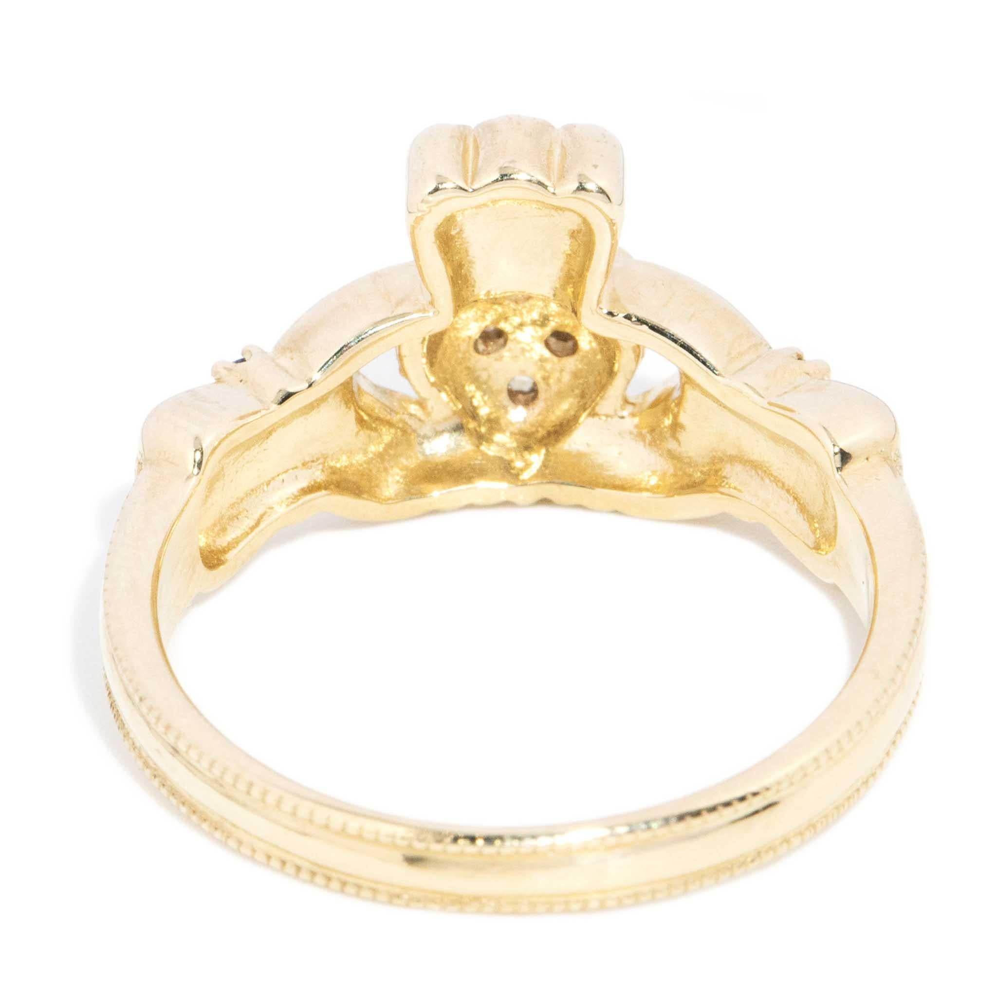 Zeitgenössischer Diamant Saphir Handgravierter Claddagh Ring 10 Karat Gold im Angebot 3
