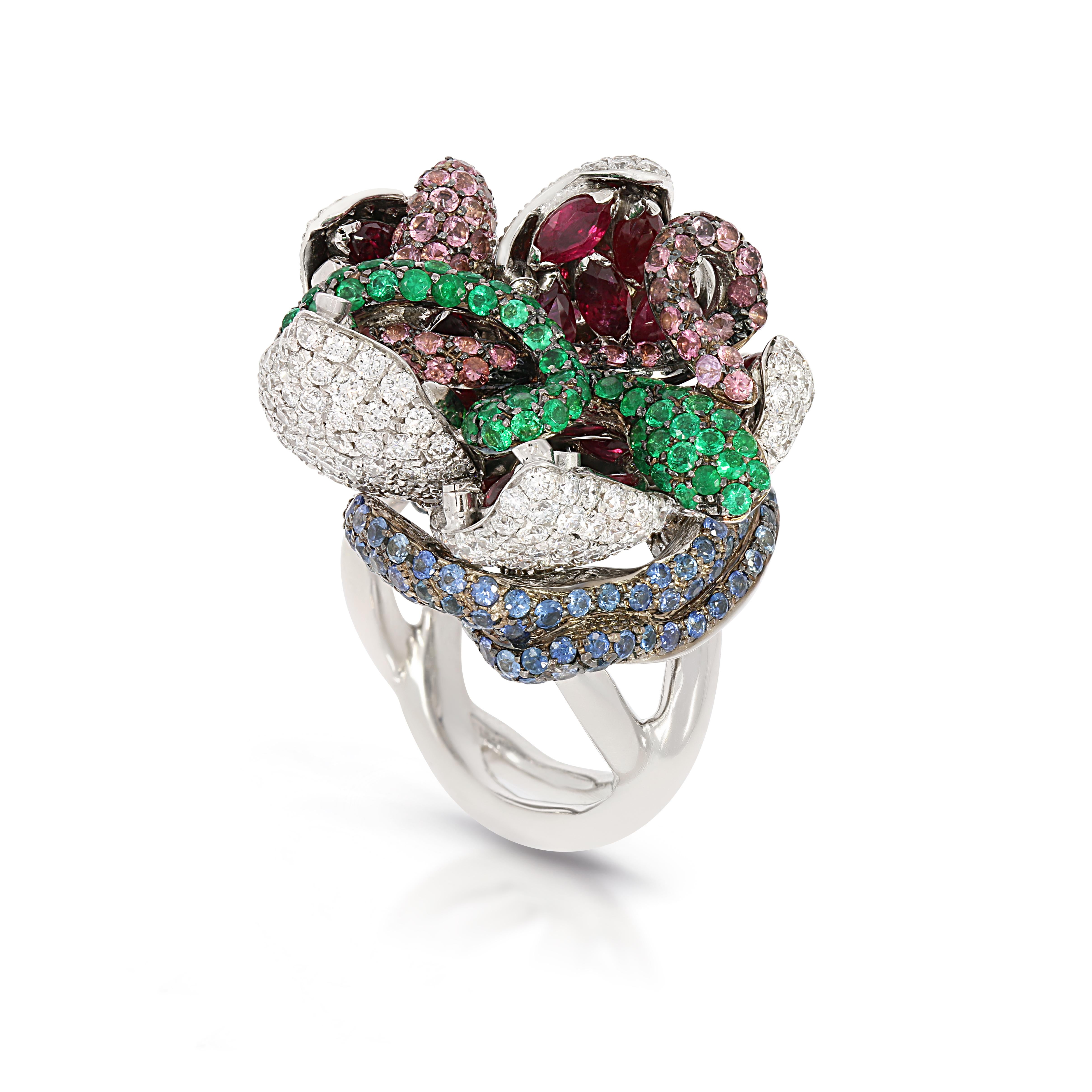 Rosior by Manuel Rosas Contemporary Cocktail Ring made in 19.2 Karat White Gold featuring 3 Serpents around a 5 Petal Flower. The ring is set with:
- 355 F/G-VVS Diamonds with 4,27 ct;
- 58 Emeralds with 0,81 ct;
- 30 