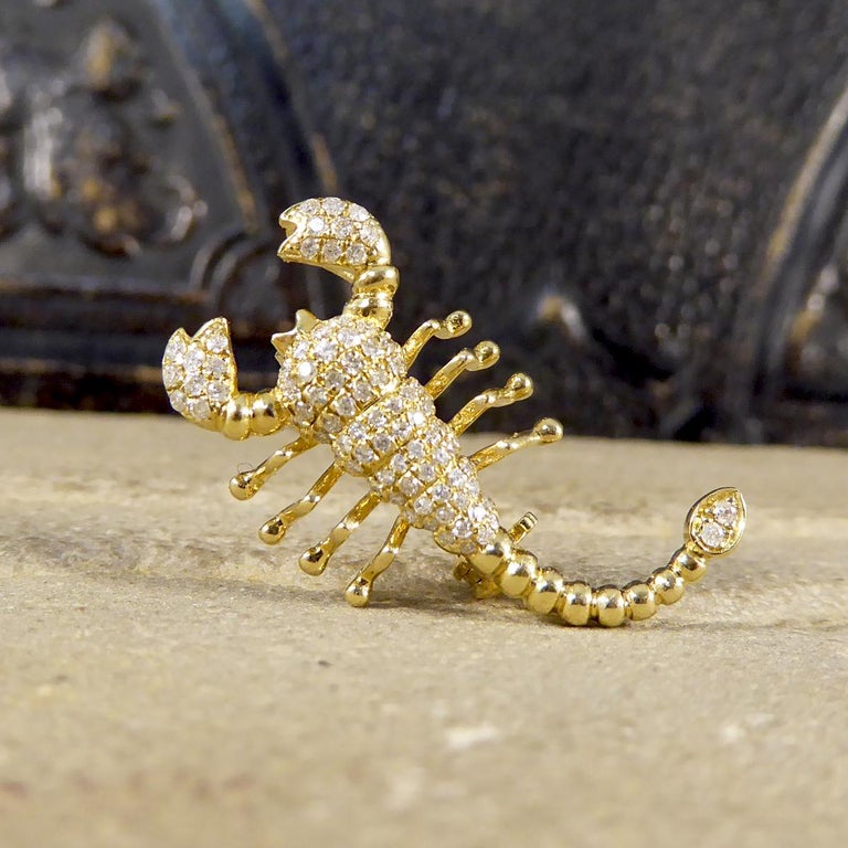 Contemporary Diamond Set Scorpion Pendant Brooch in 18 Carat Yellow Gold In Good Condition For Sale In Yorkshire, West Yorkshire