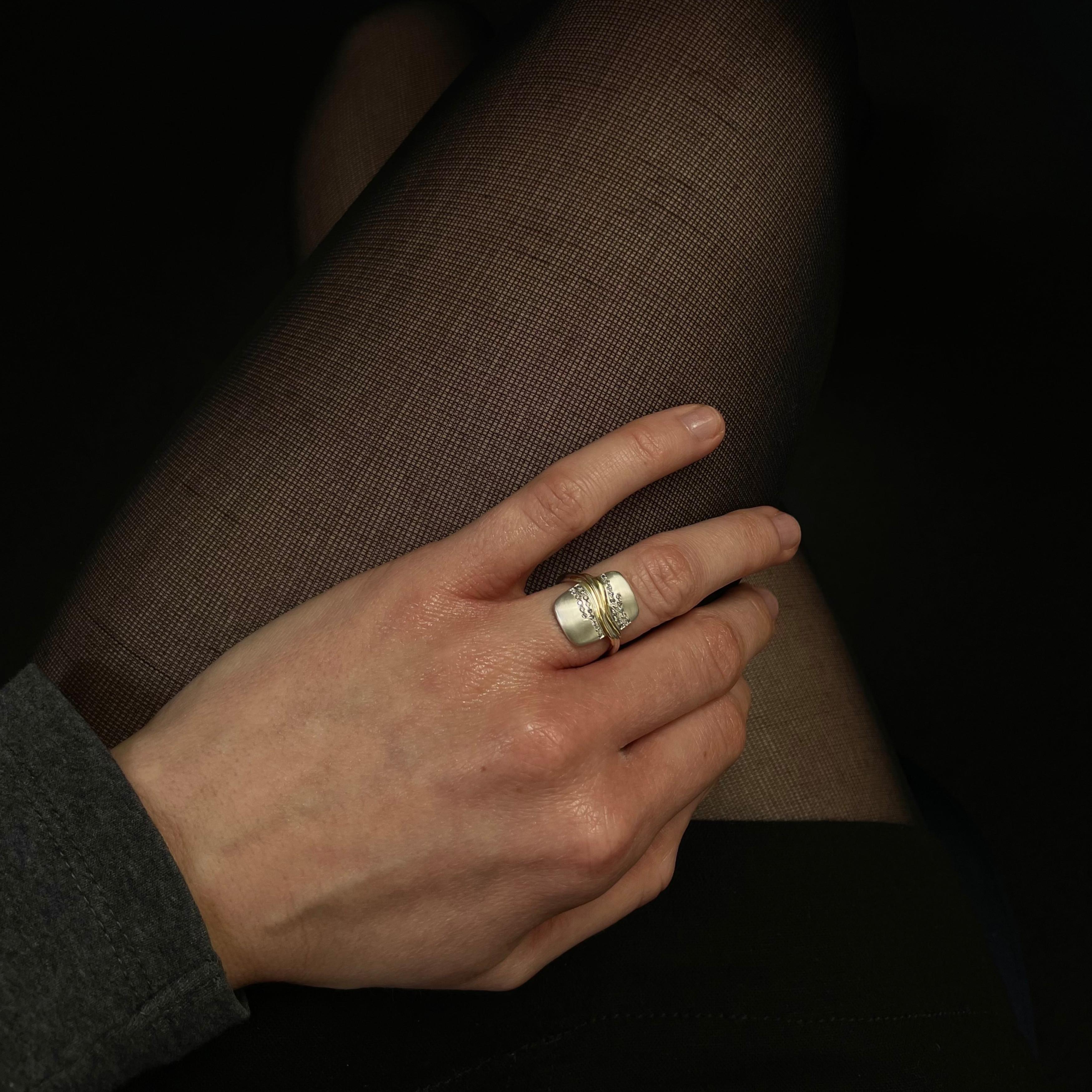 En vente :  Bague Contemporary Diamond, Silver & Gold Path avec diamants Salt & Pepper 3