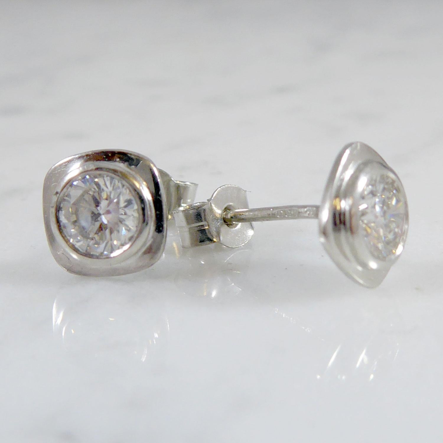 Contemporary Diamond Stud Earrings, 0.85 Carat, Platinum In Good Condition In Yorkshire, West Yorkshire