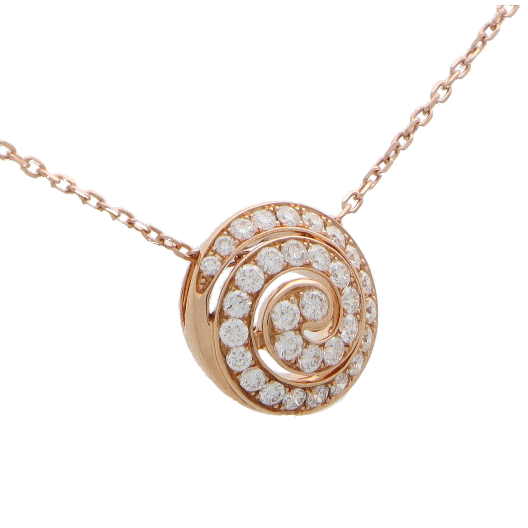 Taille ronde Collier pendentif contemporain tourbillonnant en or rose 18 carats et diamants en vente