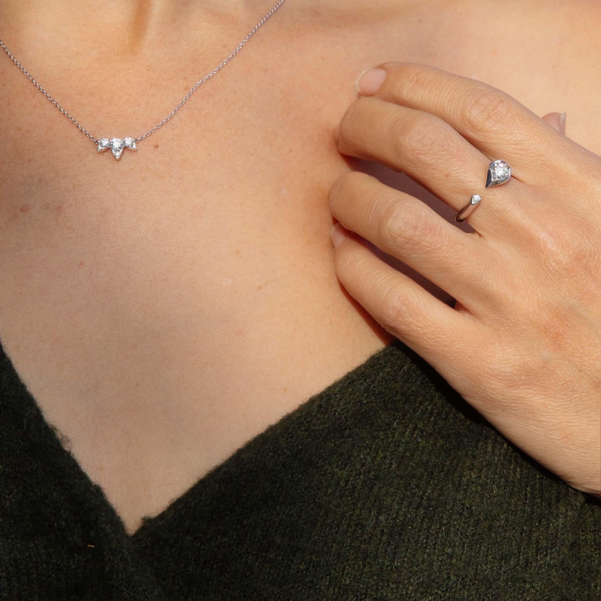 Taille brillant Collier diadème contemporain en or blanc 18 carats avec diamants en vente