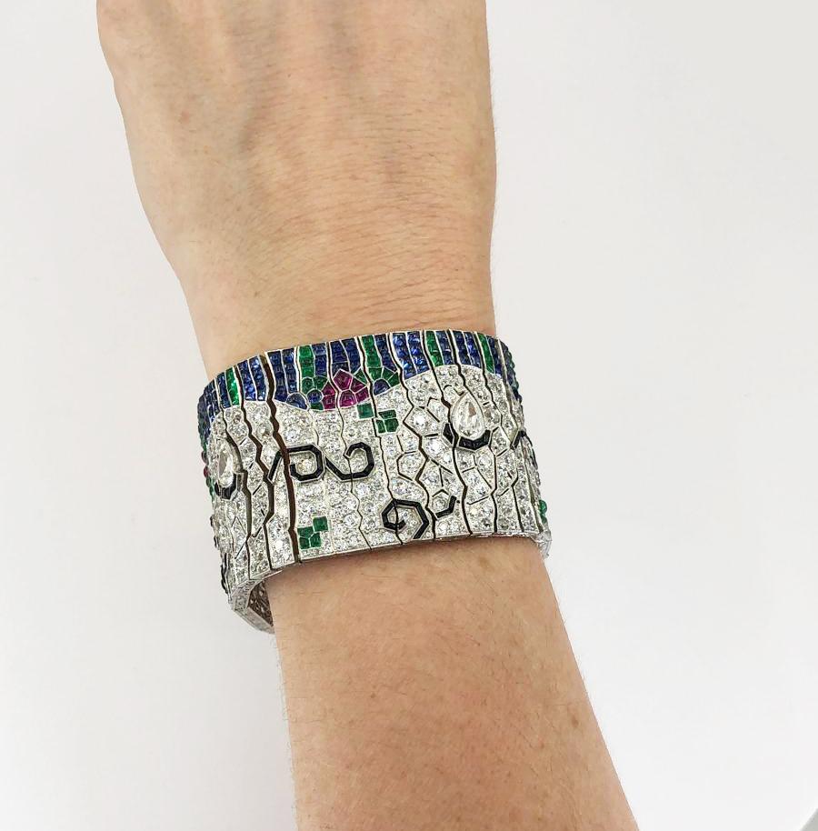 Zeitgenössisches florales Diamantarmband aus Platin.

Als moderne Version des klassischen Art-Déco-Stils ist dieses zeitgenössische Armband mit Diamanten und Blumen bei näherer Betrachtung noch faszinierender. Die einzelnen Edelsteintafeln aus