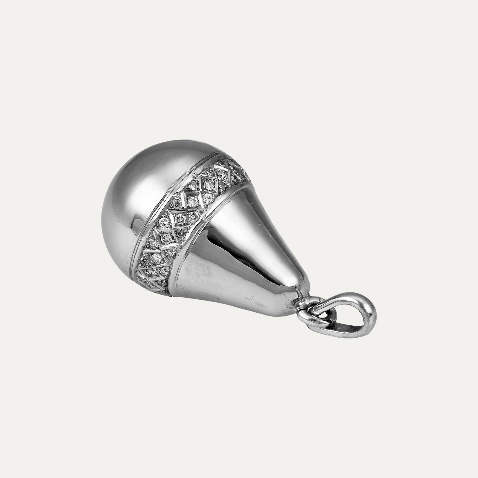 Questa collana contemporanea con ciondolo in oro bianco e diamanti cattura un'eleganza senza tempo grazie al suo raffinato design a goccia. Realizzato in oro bianco 19,2 kt (purezza 800‰), il ciondolo presenta una superficie lucida che riflette con