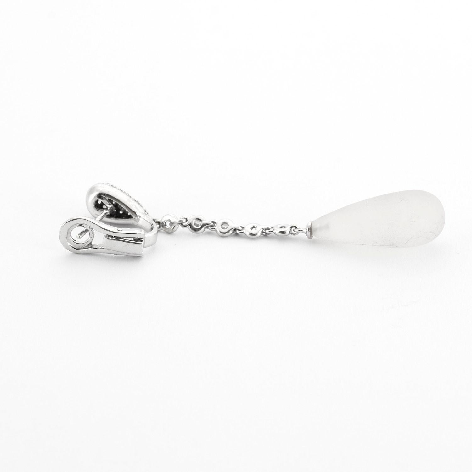 Questi splendidi orecchini a goccia sono un capolavoro di eleganza e raffinatezza. Realizzati in lussuoso oro bianco 18 carati, presentano squisite pietre di quarzo a forma di lacrima completate da diamanti a taglio brillante per un totale di 1,00