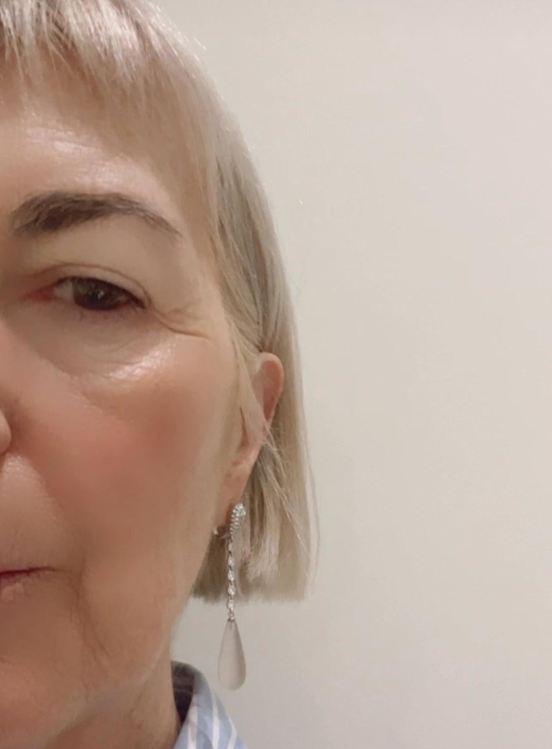 Donna Orecchini contemporanei in oro bianco con diamanti e quarzo in vendita