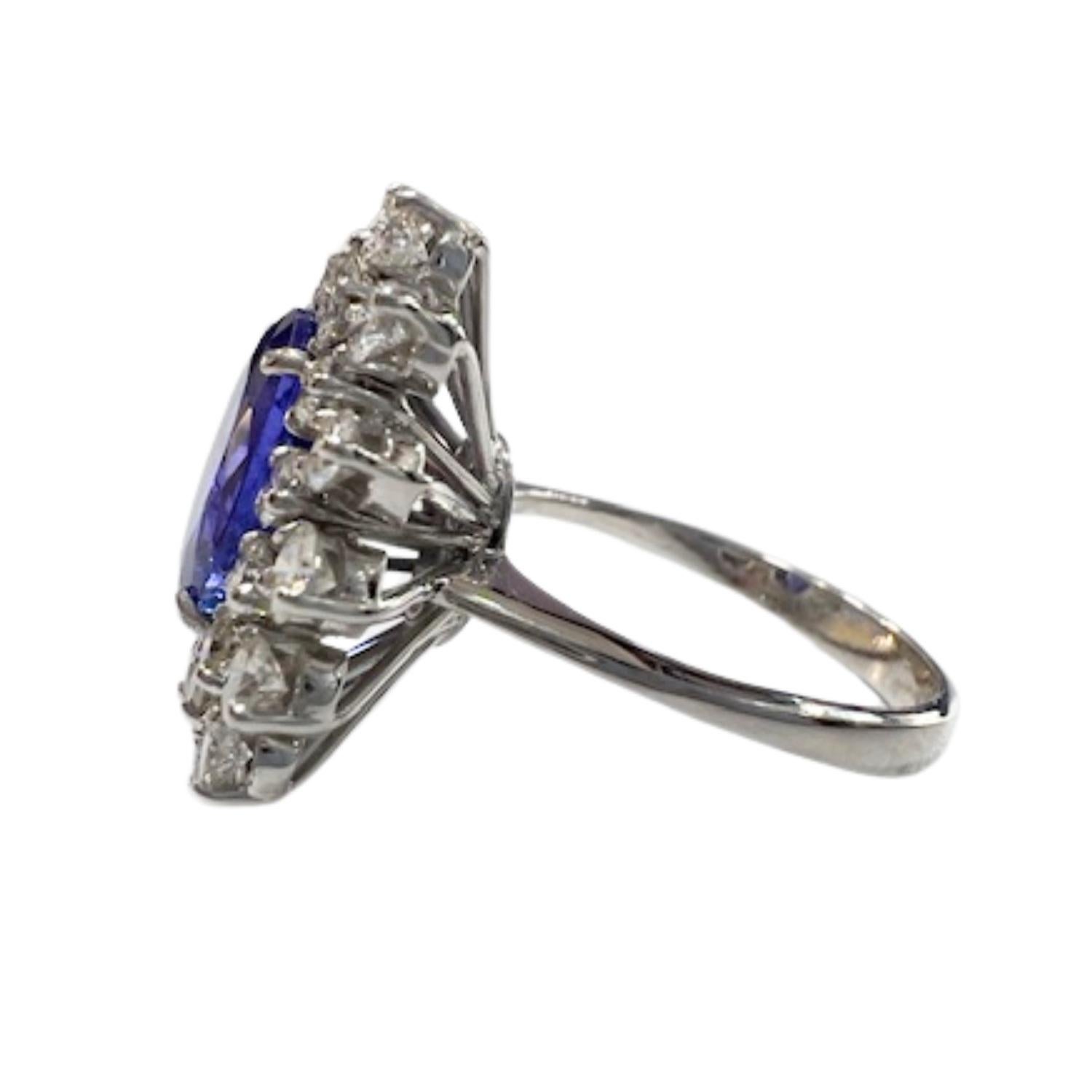 Contemporary Diamonds and Tanzanite 18K Gold Ring For Sale 1