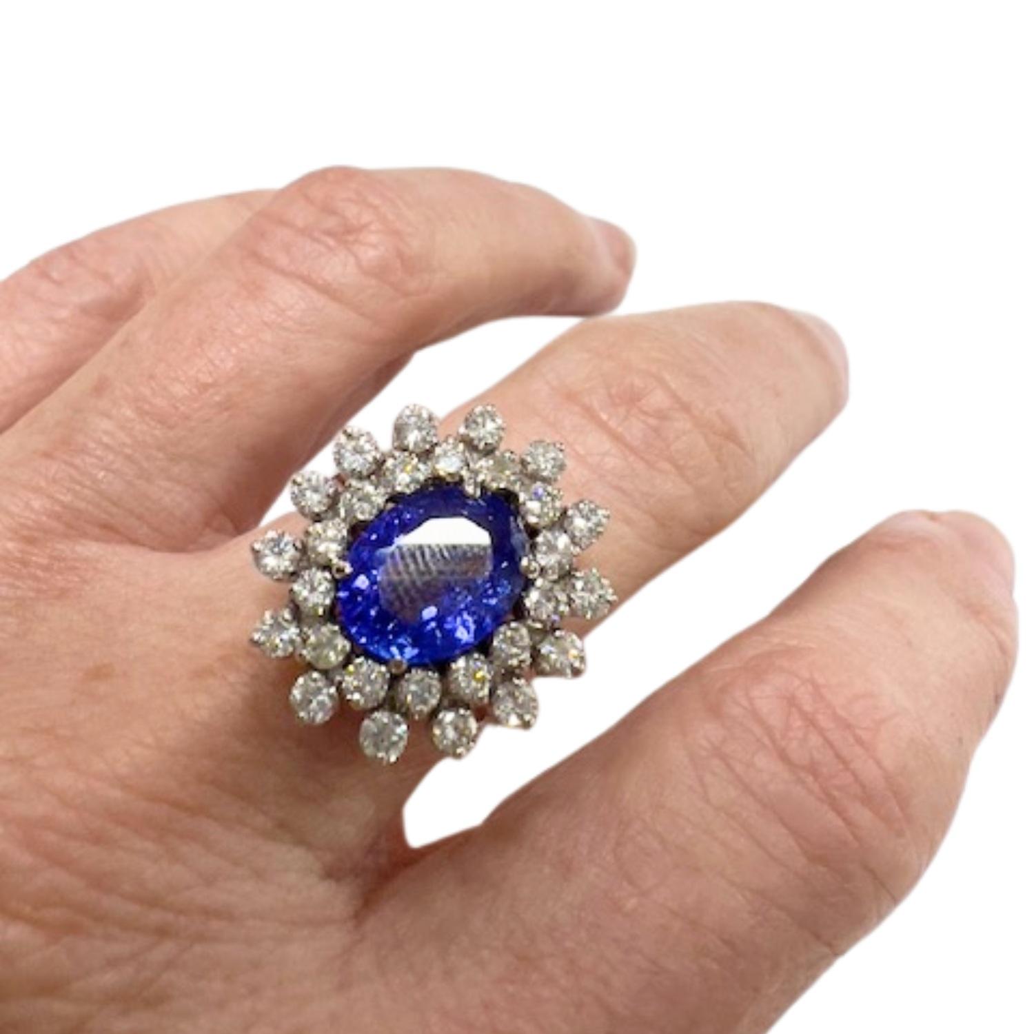 Contemporary Diamonds and Tanzanite 18K Gold Ring For Sale 3