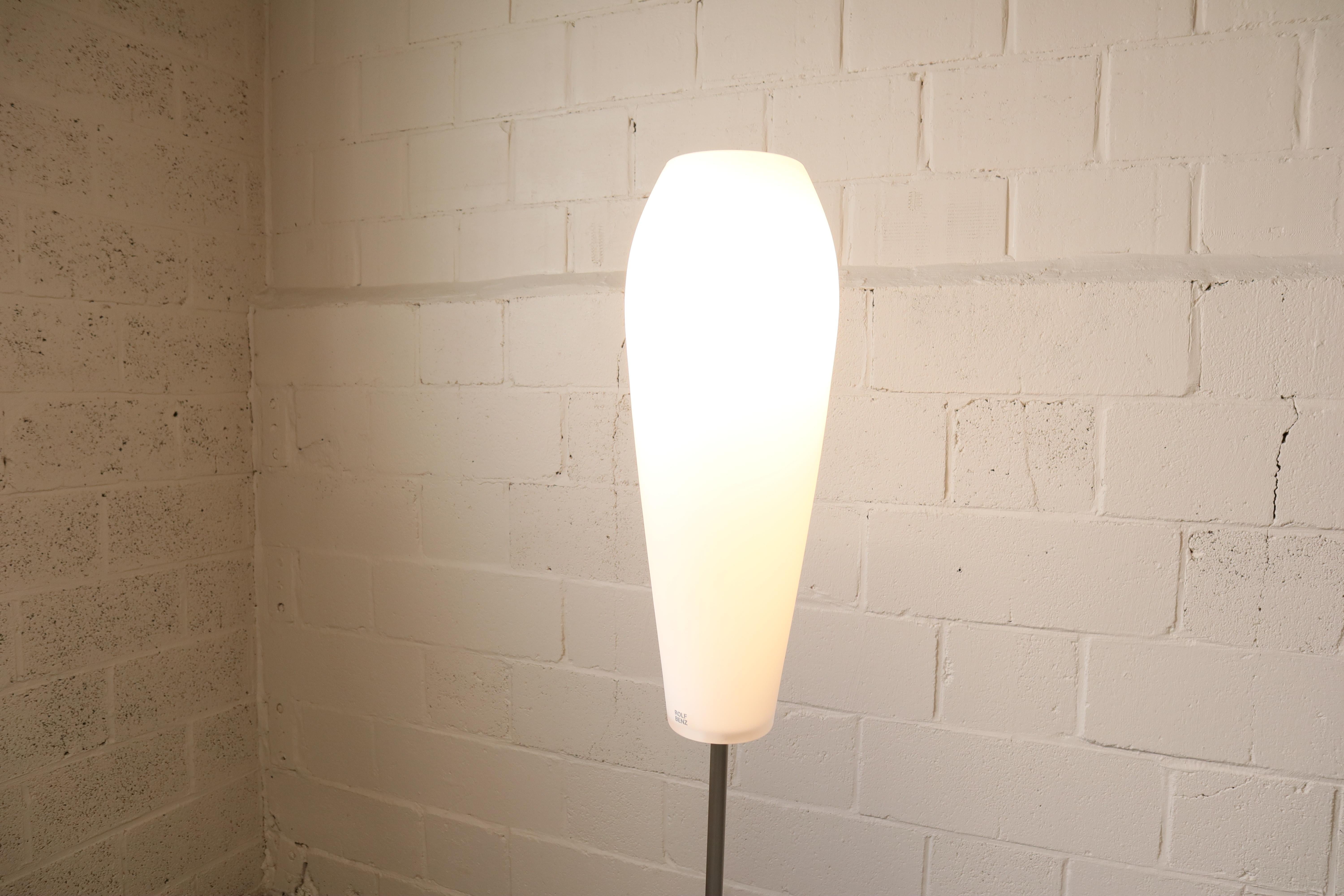 Contemporary dimmable floor lamp 