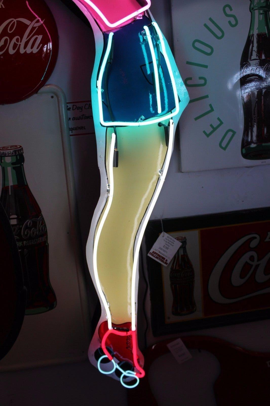 Contemporary Diner Waitress on Skates Advertising Neon Sign In Good Condition For Sale In Orange, CA