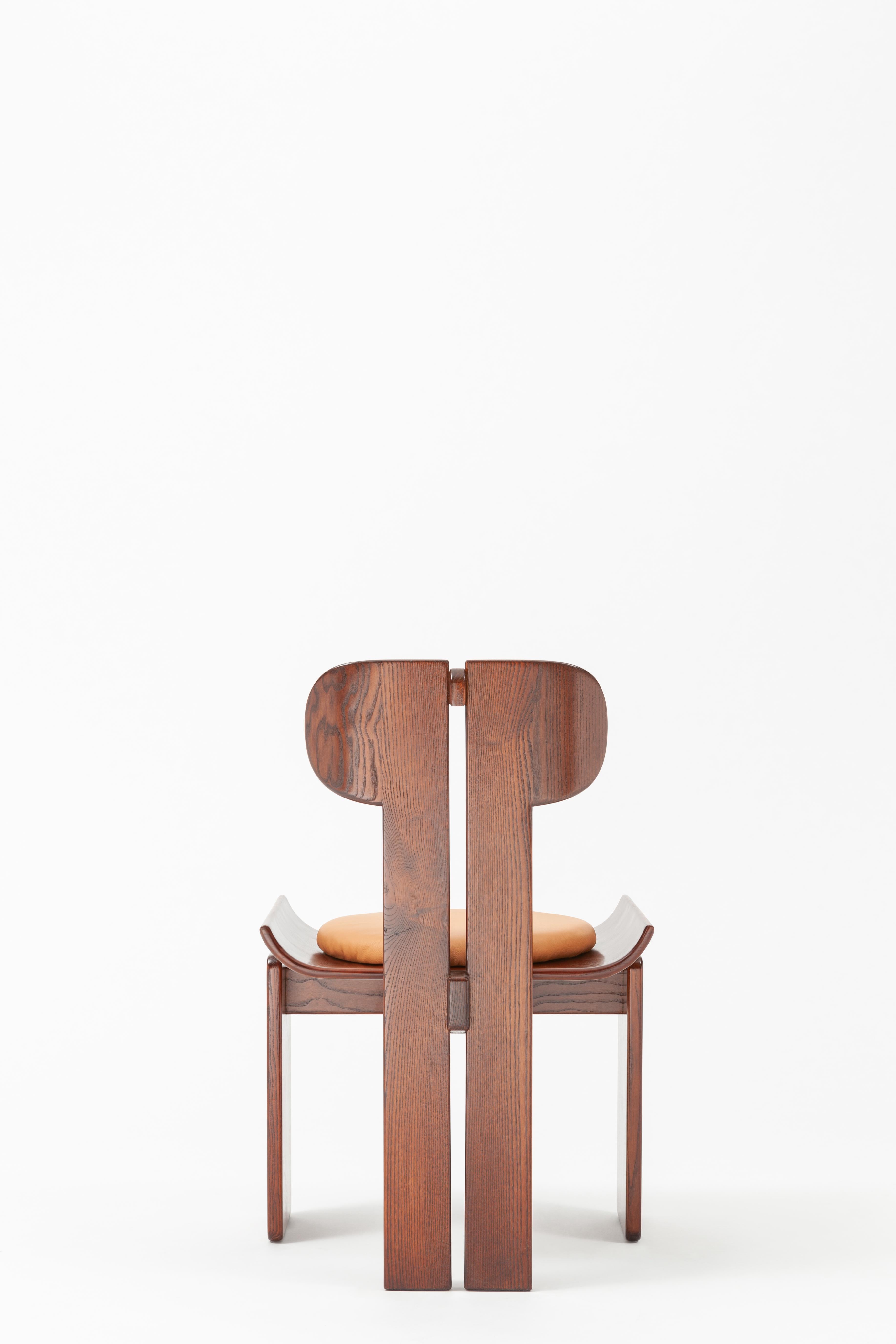 Chaise de salle à manger contemporaine de la collection Alea Paesaggio, conçue par Hanne Peer pour SEM. 
IDEA est une chaise très particulière, née d'une idée de déconstruction des éléments de base d'une chaise. En fait, elle désigne une structure