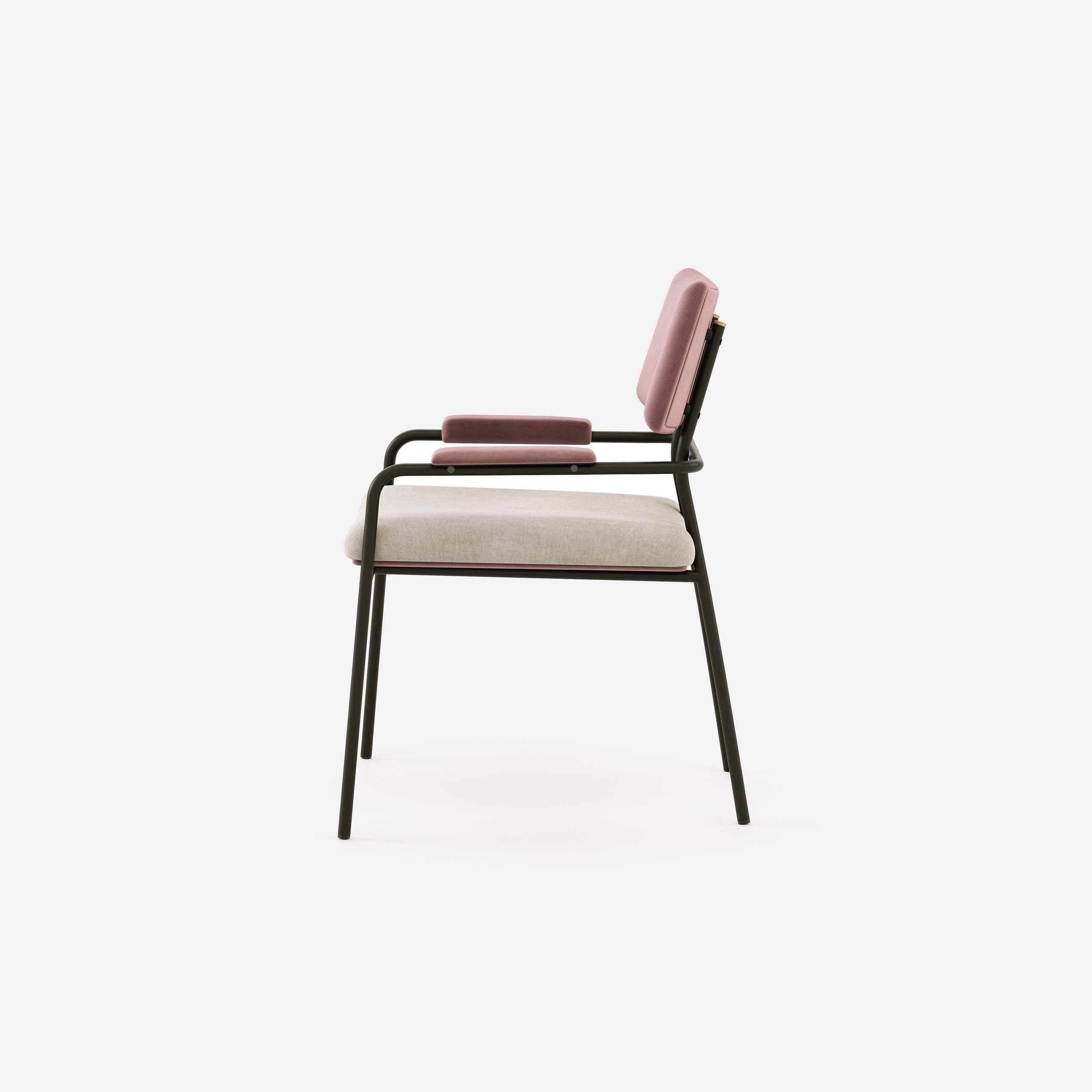 Fully upholstered dining chair combining different materials and textures.
Measures: L 670 x D 650 x H 910 x SH 480 mm
L 26.78 x D 25.59 x H 35.83 x SH 18.90 in
Fabric structure: Cotton Velvet Siége 0157 Bronze Mist
Structure: Black Texturized Steel