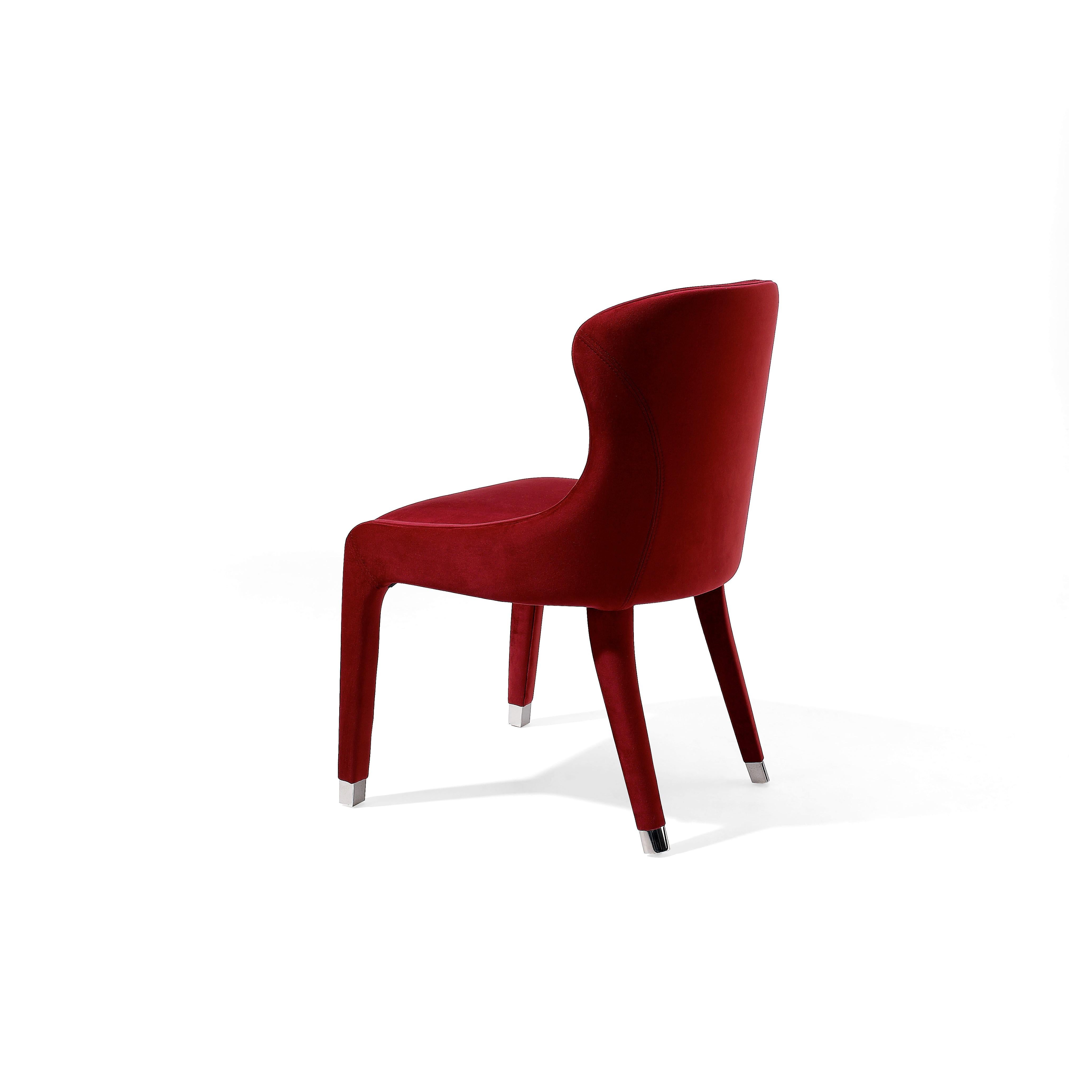 Chaise de salle à manger entièrement rembourrée en velours rouge profond.
Capuchons en acier inoxydable en chrome poli.
produit 100% européen fabriqué à la main.
Disponible en COM et autres finitions en velours et métal.
