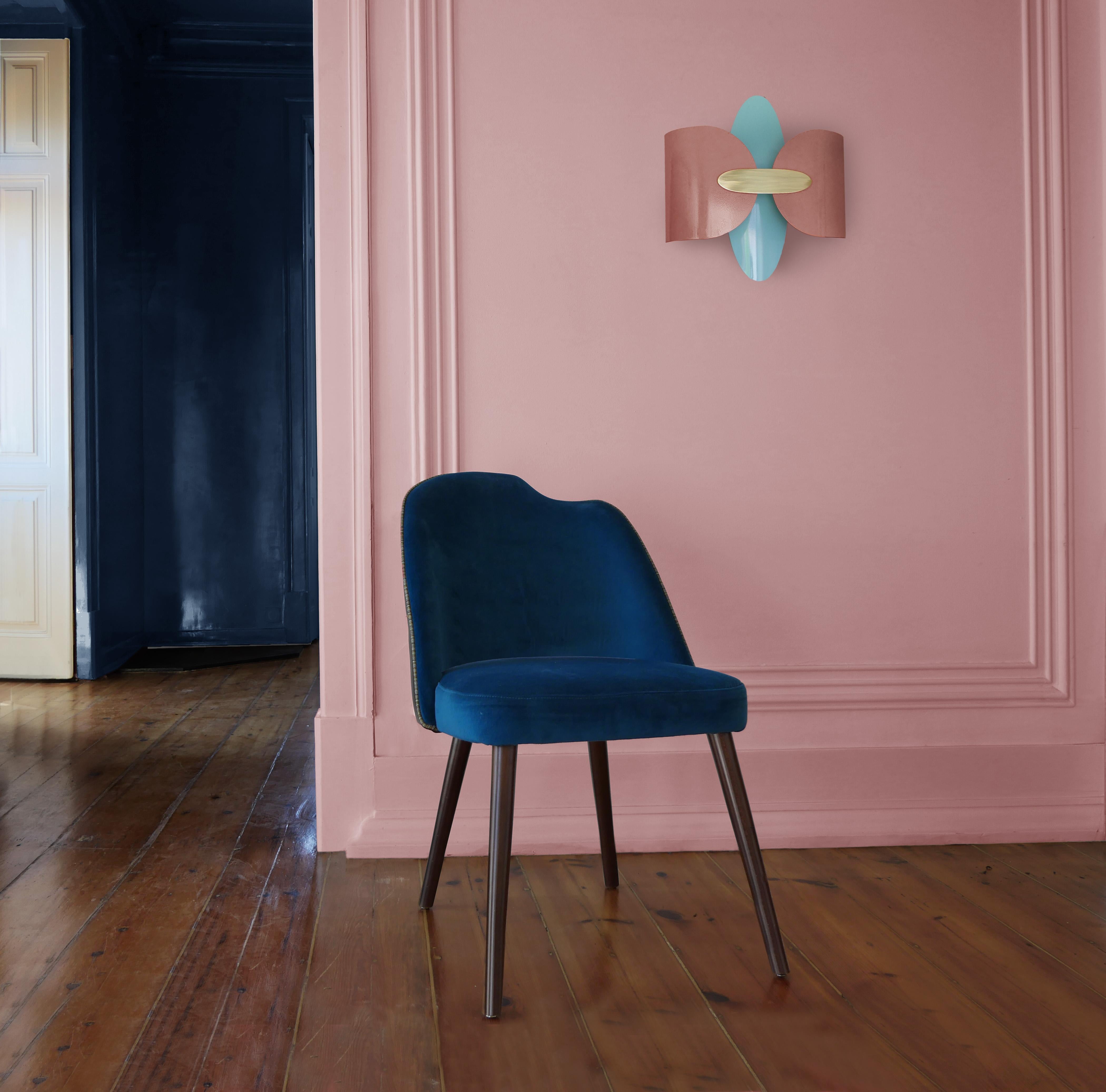 Zeitgenössischer Esszimmerstuhl mit Holzfüßen, Stoff, Designer Sergio Prieto Dovain Studi (Handgefertigt) im Angebot